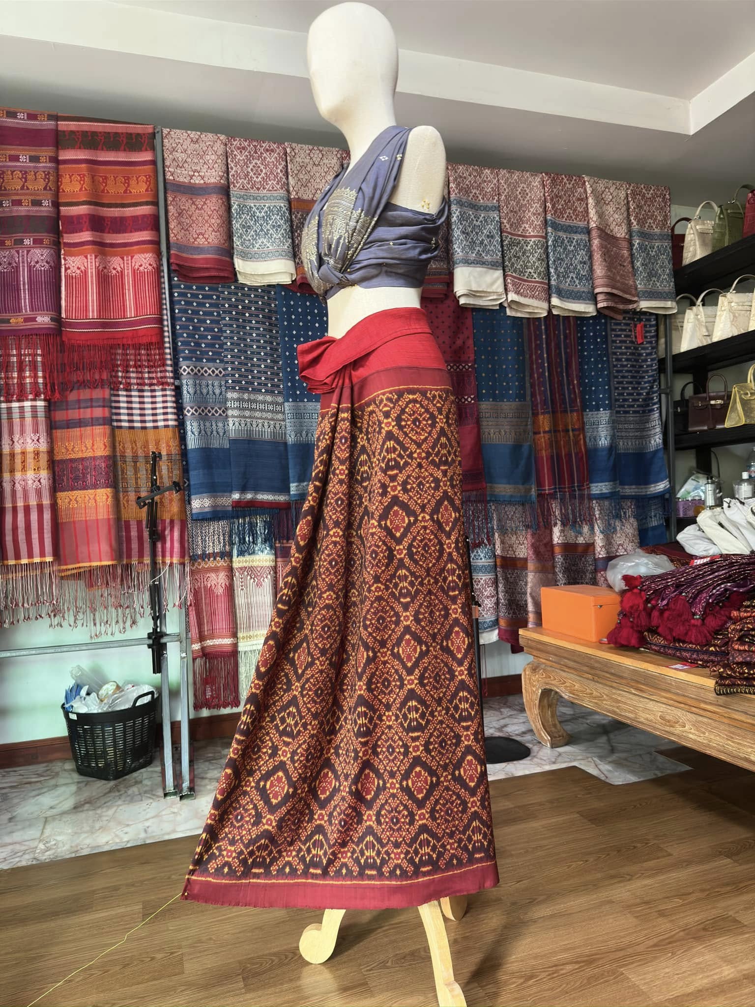 ซิ่น พระตะบอง ผ้าจามทอสามตะกอ ขนาด 115x150ซม พื้นสีแดง รหัส N9-SIL-AJ3