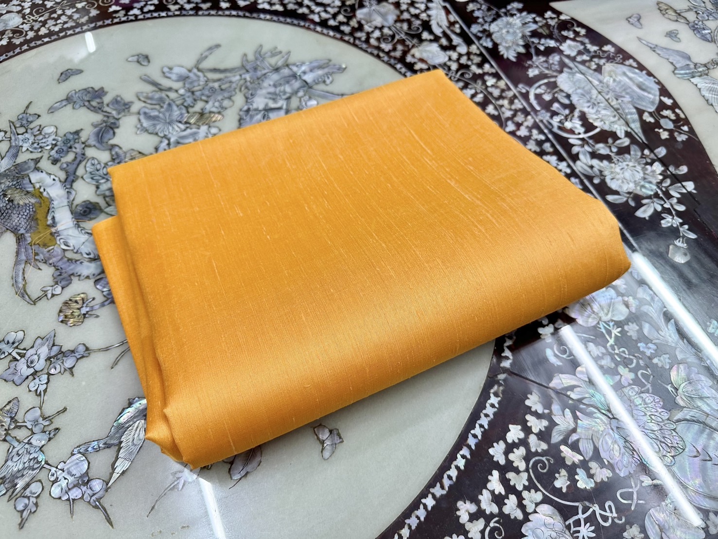 ผ้าไหมสีพื้น ไหมลืบเนื้อเบา ไหมแท้มีขี้ไหม สีเหลืองทองเข้ม (ราคาต่อหลา) รหัส D-60045