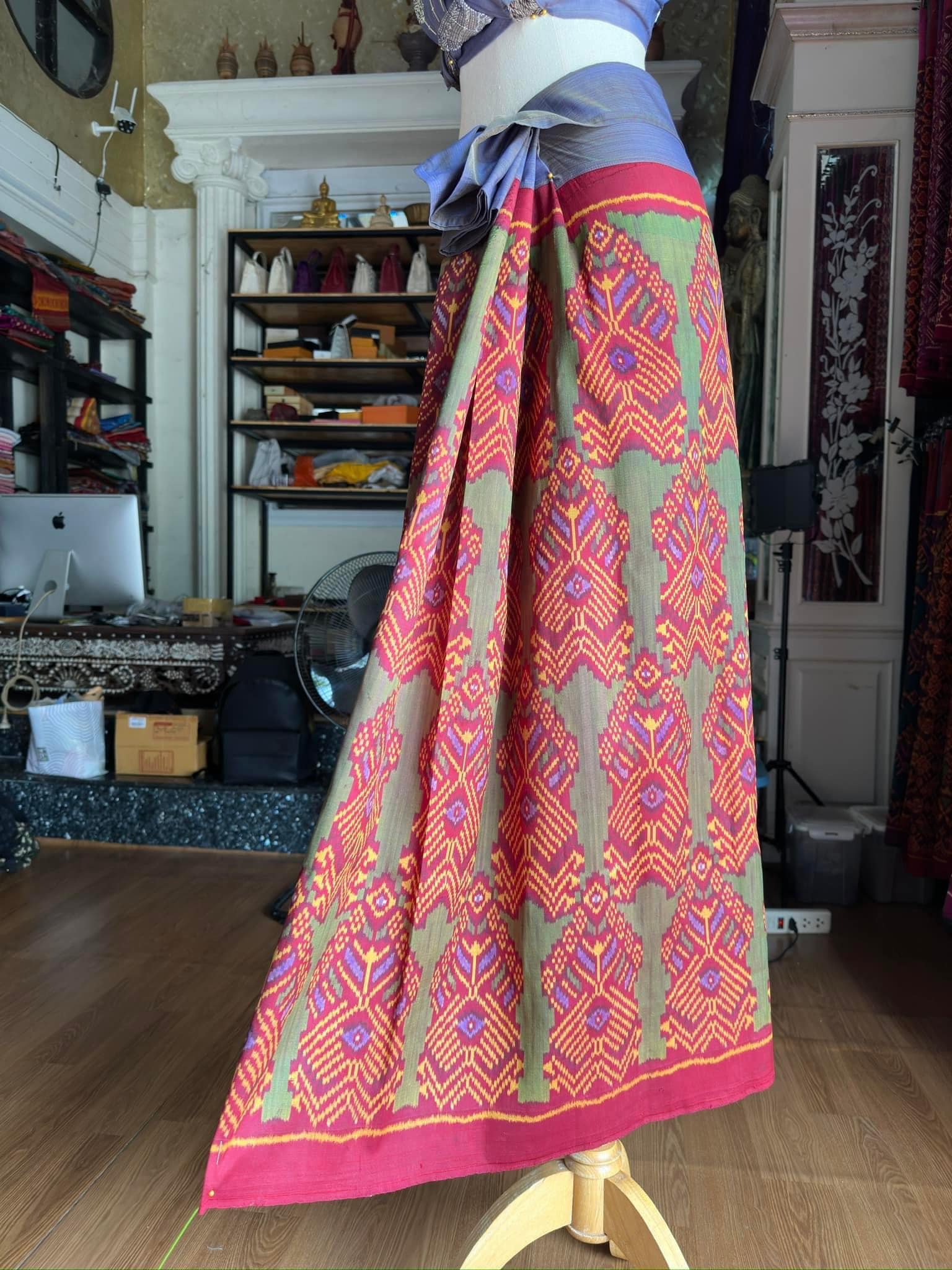 ซิ่น ไหมมัดหมี่รุ่นพิเศษ งานทอ 3ตะกอ ขนาด 115x160ซม สีแดง รหัส N9-SIL-JA2