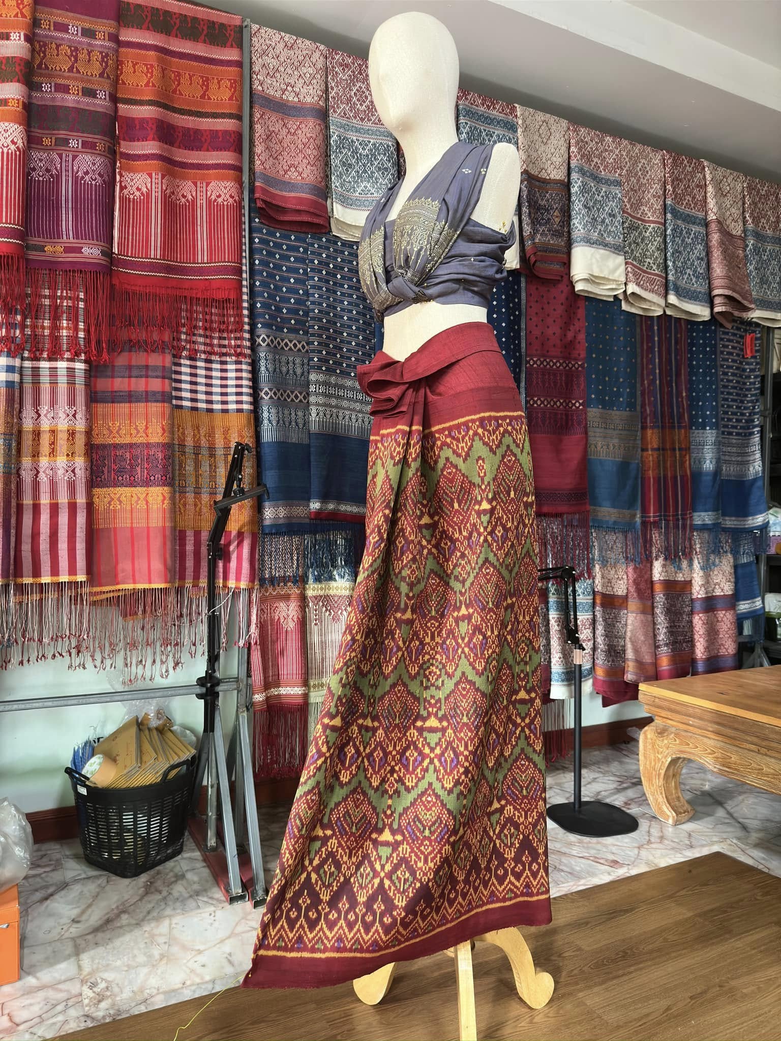 ซิ่น พระตะบอง ผ้าจามทอสามตะกอ ขนาด 118x150ซม พื้นสีแดง รหัส N9-SIL-AJ18