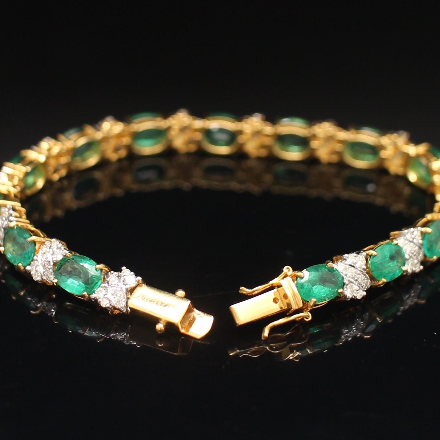 BL25068 สร้อยข้อมือมรกตแซมเบียคั่นเพชรกระจุก เพชรแท้ 28 เม็ด 0.56 กะรัต และ 84 เม็ด 0.77 กะรัต ทองแท้ 18k นน.รวม 14.4 กรัม ยาว 16.5 ซม. มรกต 14 เม็ด 9.84 กะรัต มีใบเซอร์