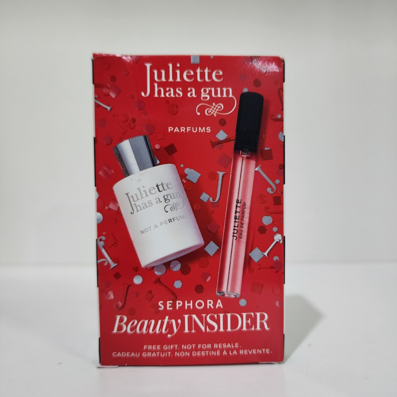 น้ำหอมจิ๋วมินิ Juliette Has A Gun Set (มีกล่อง) ในชุดประกอบด้วย - Not A Perfume 8ml ขวดจิ๋ว - Juliette 5ml ขวดเสปรย์ ( Mini Perfume น้ำหอมขนาดพกพา) น้ำหอมจิ๋วมินิแบบทดลองแบบสเปรย์ พกพาก็สะดวกใช้ฉีดตามจุดชีพจร