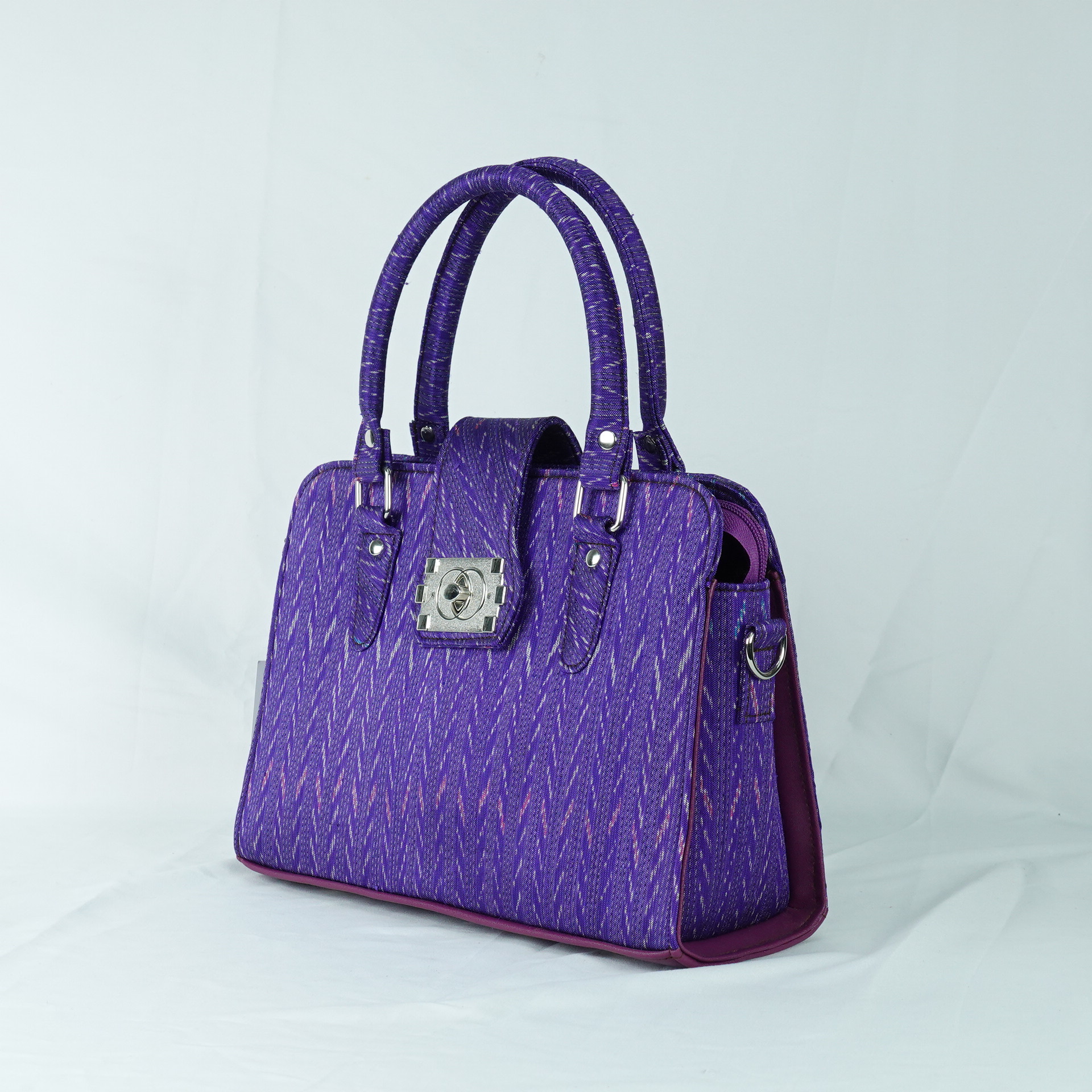 กระเป๋าถือผ้าไหม ทรงสี่เหลี่ยม ขนาด 10.5x28x20ซม. ความสูงหูจับ 34 ซม. ลายโฮล สีม่วง รหัส GLA-TT-0603687