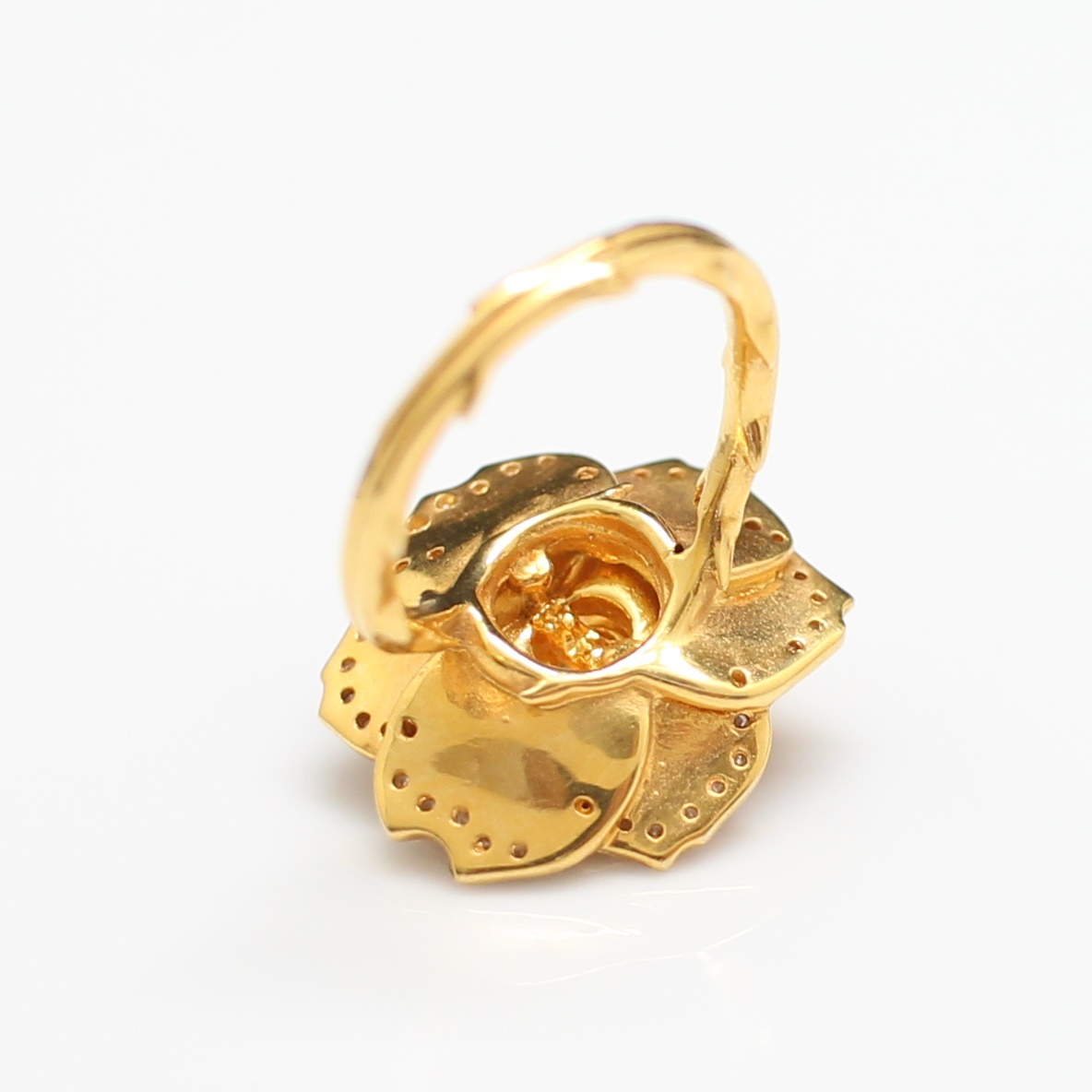 RG250227 แหวนดอกกุหลาบฝังเพชร เพชรเม็ดกลาง 0.28 กะรัต เพชรล้อม 0.40 กะรัต ทองแท้ 90% นน.รวม 12.8 กรัม ขนาดแหวน 52