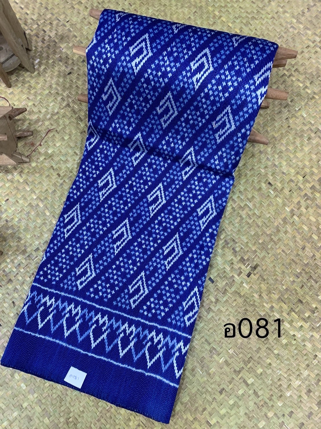 ซิ่น ผ้าไหมมัดหมี่ 3ตะกอ ขนาด 1x2เมตร ลายสิริวชิราภรณ์ สีน้ำเงิน รหัส PCS-AA-อ081