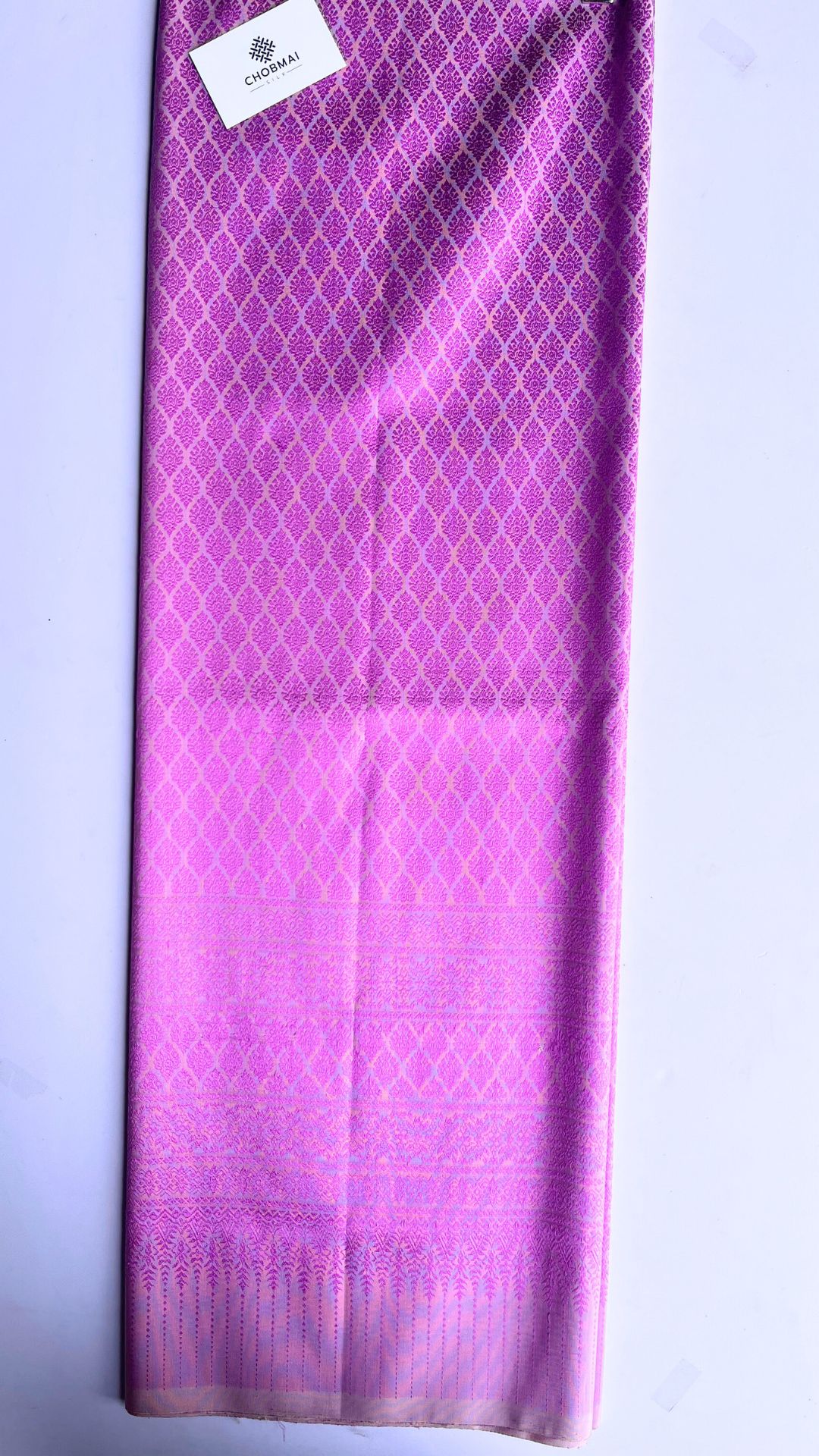 (ผ้าชุด)ไหมยกสุรินทร์ ขนาด 1x4เมตร (ลาย 2เมตร+สีพื้น 2เมตร) สีชมพูกลีบบัว รหัส N10-NY-062468