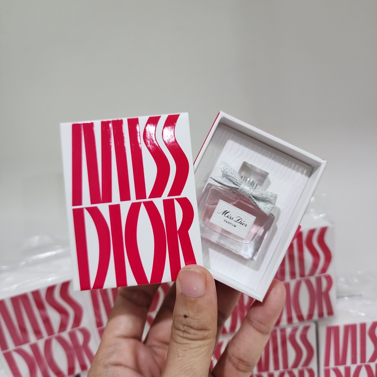 น้ำหอมจิ๋วมินิ Dior Miss Dior Parfum 5ml พร้อมกล่อง Limited สวยม๊ากๆๆ แบบแต้มมีกล่อง ( Mini Perfume น้ำหอมขนาดพกพา) น้ำหอมจิ๋วมินิ ขวดน่ารัก ตั้งโชว์ก็สวย พกพาก็สะดวก หัวแต้มตามจุดชีพจร
