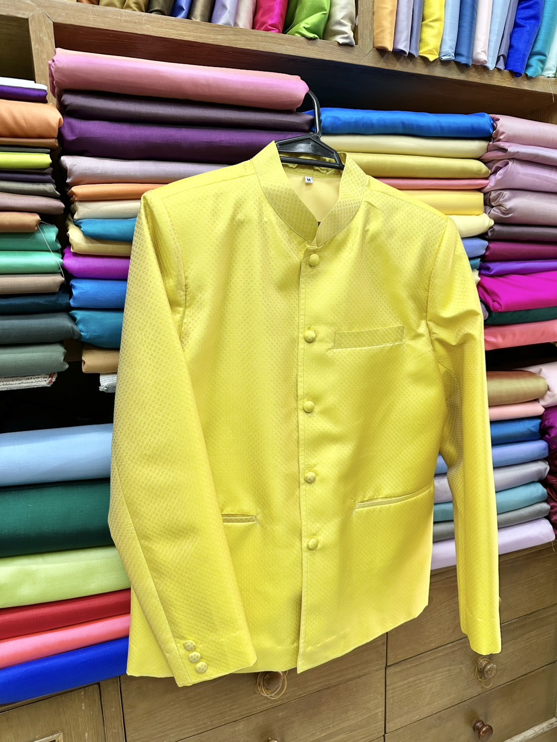 เสื้อสูทไหมคอพระราชทาน แขนยาว เนื้อยกดอก ไหมแท้ สีเหลือง Size M รหัส DM-ST-0728671131