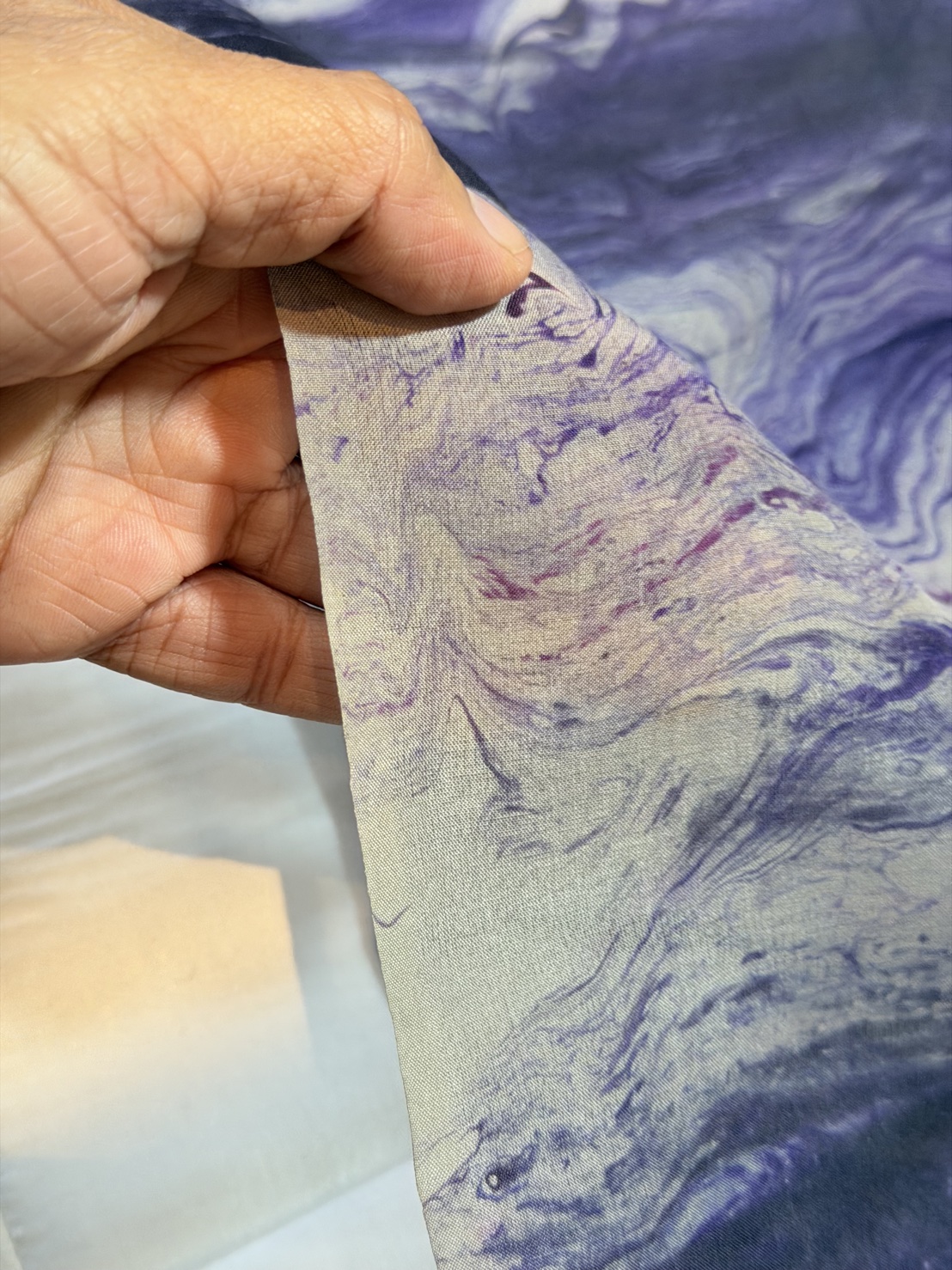 ผ้าไหมทอมือบาติก สีม่วงเทาขาว (ราคาต่อเมตร) รหัส A11-Kaya-1204684