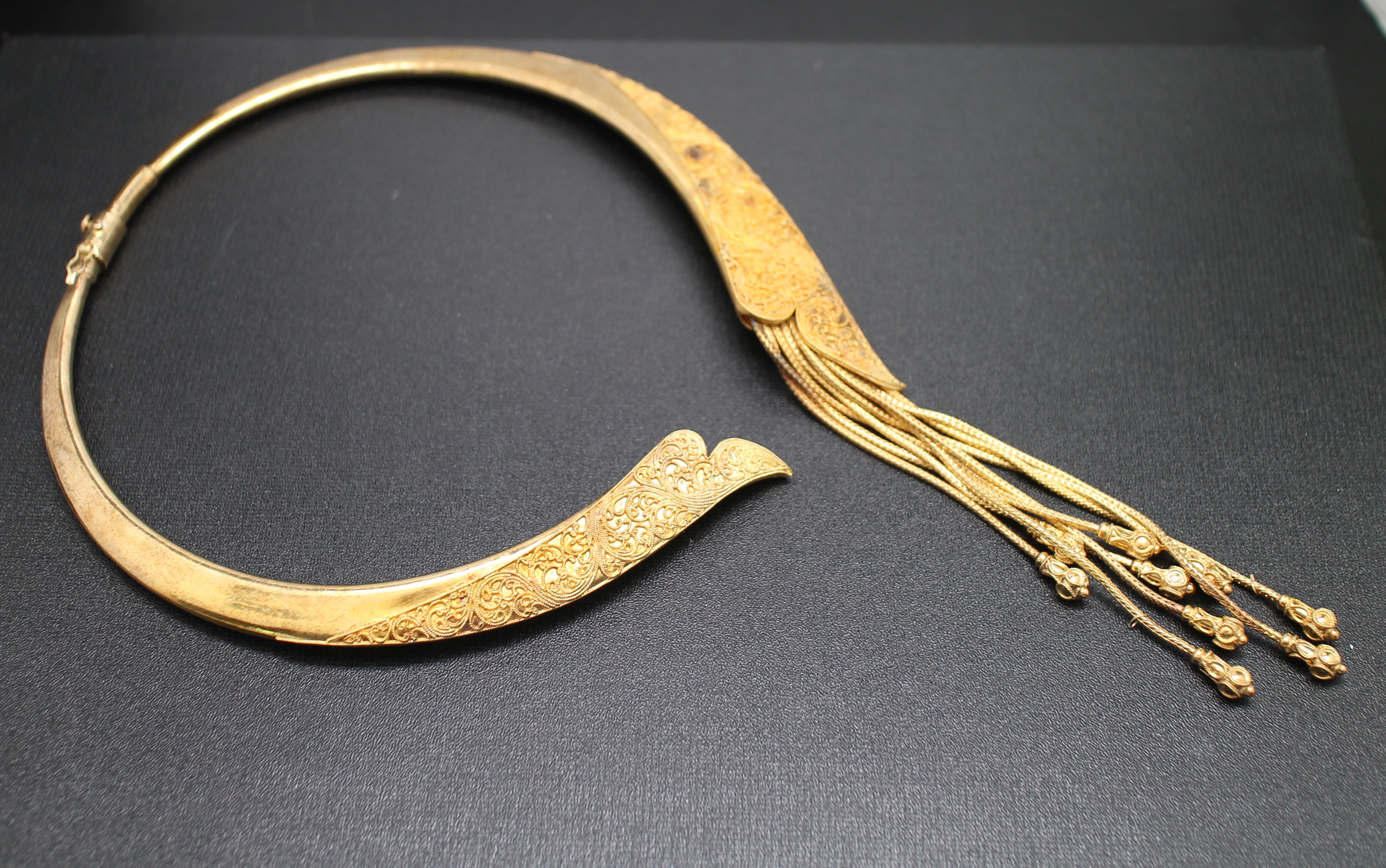 SI369 สร้อยคอโช้คตุ้งติ้งแกะลาย เงินแท้ 92.5% ชุบทอง นน. 105.8 กรัม