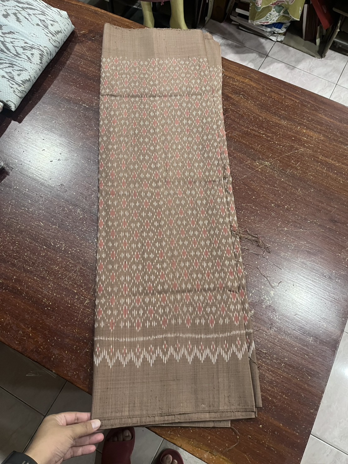 ผ้าไหมมัดหมี่ เนื้อไหมบ้าน ไหมแท้ สีธรรมชาติ สีน้ำตาลเบจธรรมชาติ ตัดขายเป็นเมตร รหัส CISP-NY-0821681