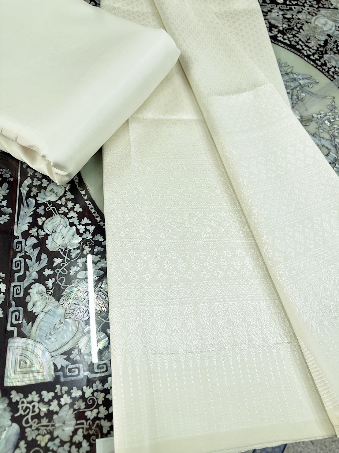 (ผ้าชุด)ไหมยกสุรินทร์ ขนาด 1x4เมตร (ลาย 2เมตร+สีพื้น 2เมตร) สีครีมขาว รหัส N10-ST-0810681