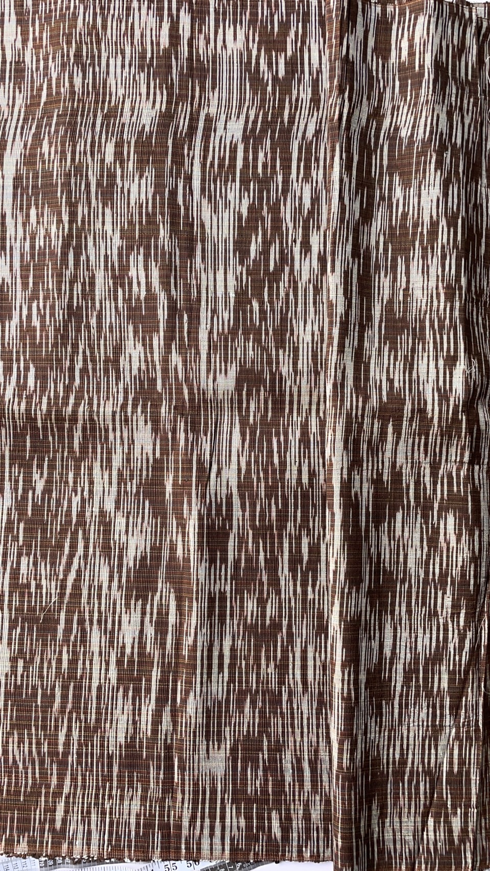 ผ้าไหมลายพิเศษ มัดหมี่เนื้อหนา ไหมแท้ ลายพร่างพรม สีน้ำตาลเข้มสลับสีขาว ตัดขายเป็นเมตร รหัส MMFZ-NY-SKU-44319