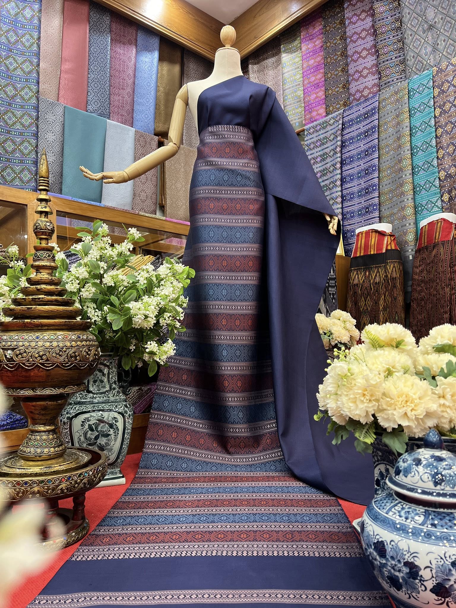 (ผ้าชุด)ไหมแพรวา ตัดชุดลายล่วงสามสี ขนาด 63x500ซม (ลาย 2.3เมตร+สีพื้น 2.7เมตร) สีน้ำเงินเข้ม รหัส P10-BM-0905687