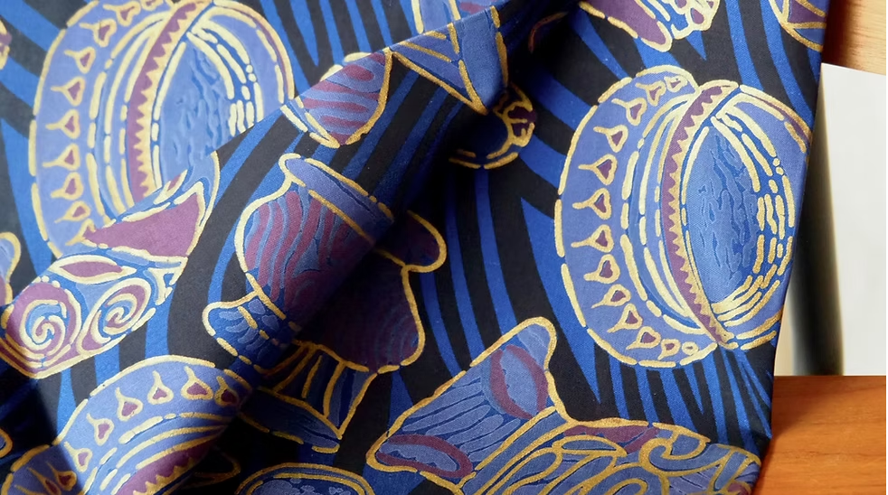 ผ้าไหมพิมพ์ลาย 2เส้น เนื้อเรียบ (ราคาต่อหลา) พื้นสีน้ำเงิน รหัส A4-CT-103499