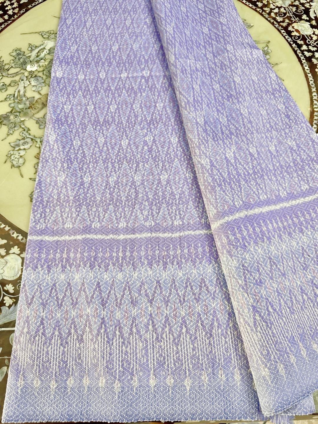 (ผ้าชุด)ผ้าไหมมัดหมี่ ยกดอกลูกแก้ว สีธรรมชาติ (ผ้าลาย 2เมตร+สีพื้น 2เมตร) เฉดสีม่วงครามอ่อน รหัส L8A-ST-06186704