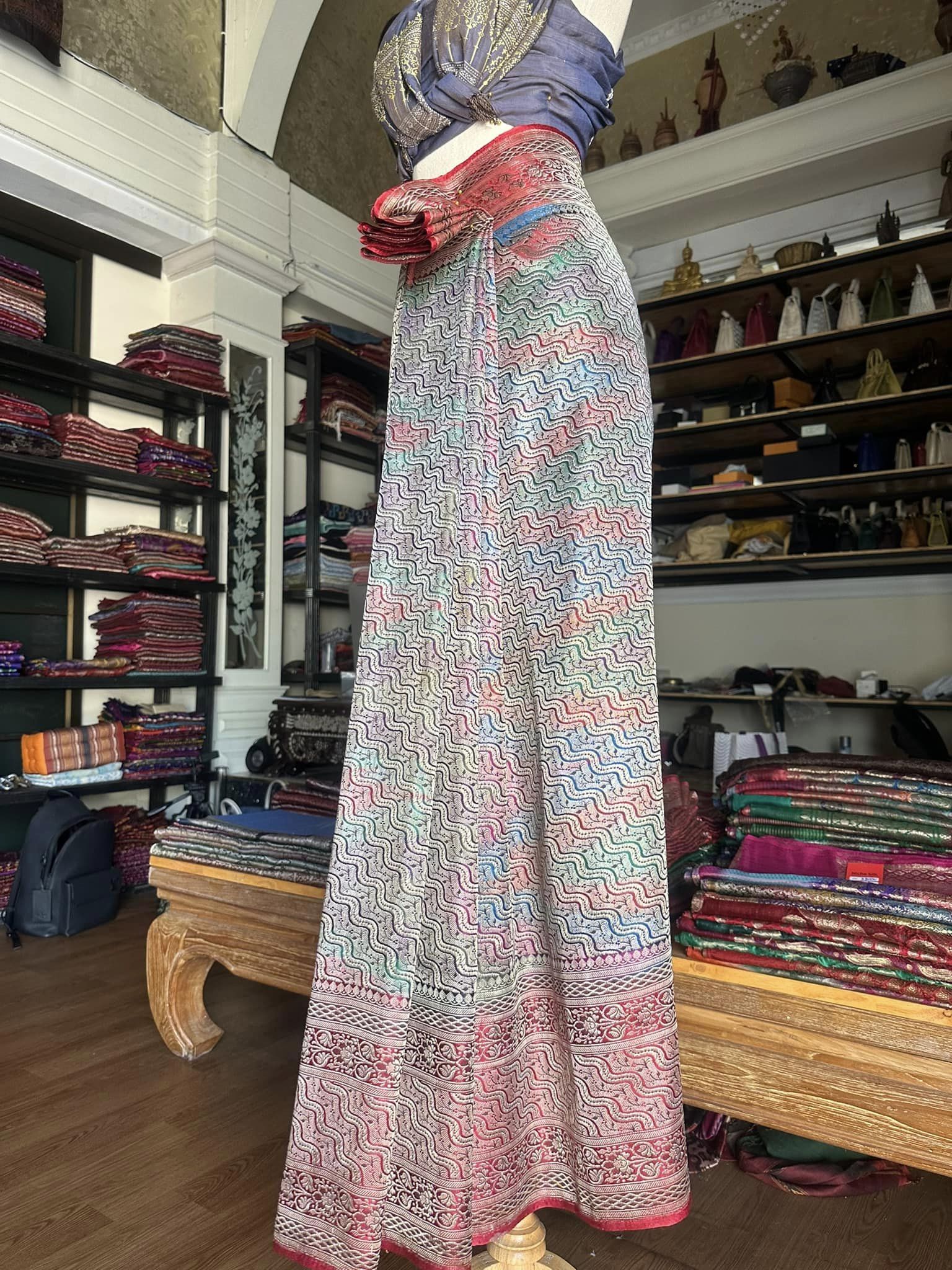 ซิ่น ผ้าปาโตล่ายกเงิน เส้นยืนไหมแท้ ขนาด 113x220ซม พื้นสีแดง รหัส N9-SIL0523666