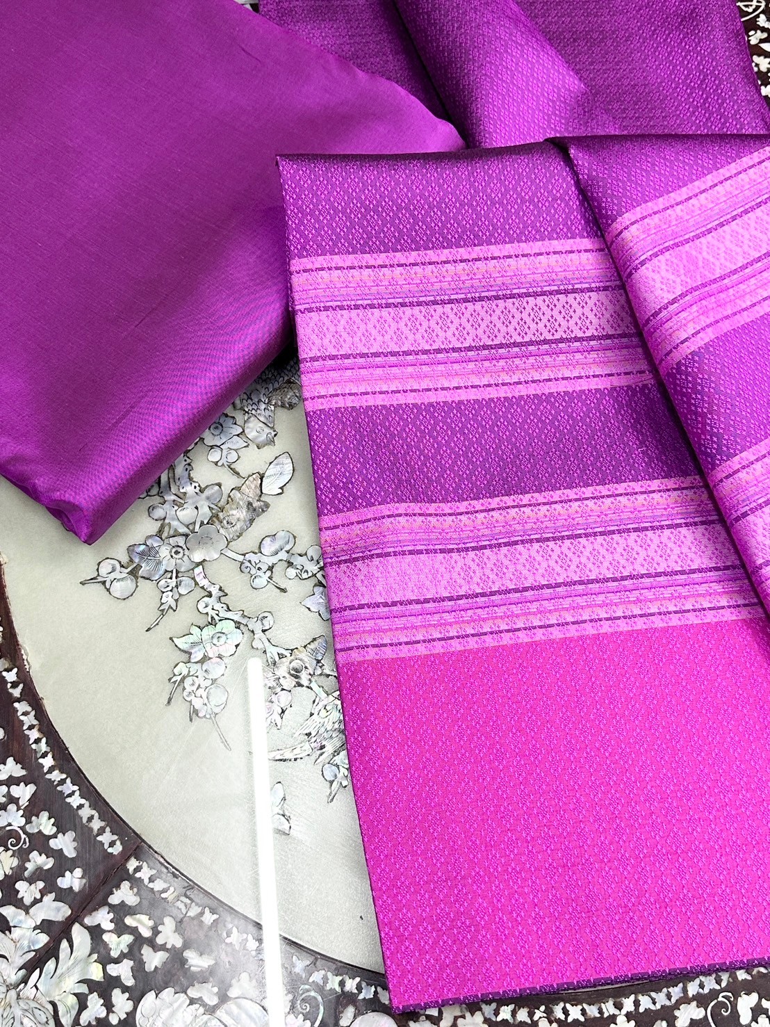 (ผ้าชุด)ไหมสีพื้นมีเชิง (ผ้าพื้น2หลา+ผ้าซิ่น2หลา) เฉดสีม่วง รหัส B7C-ST-05086701