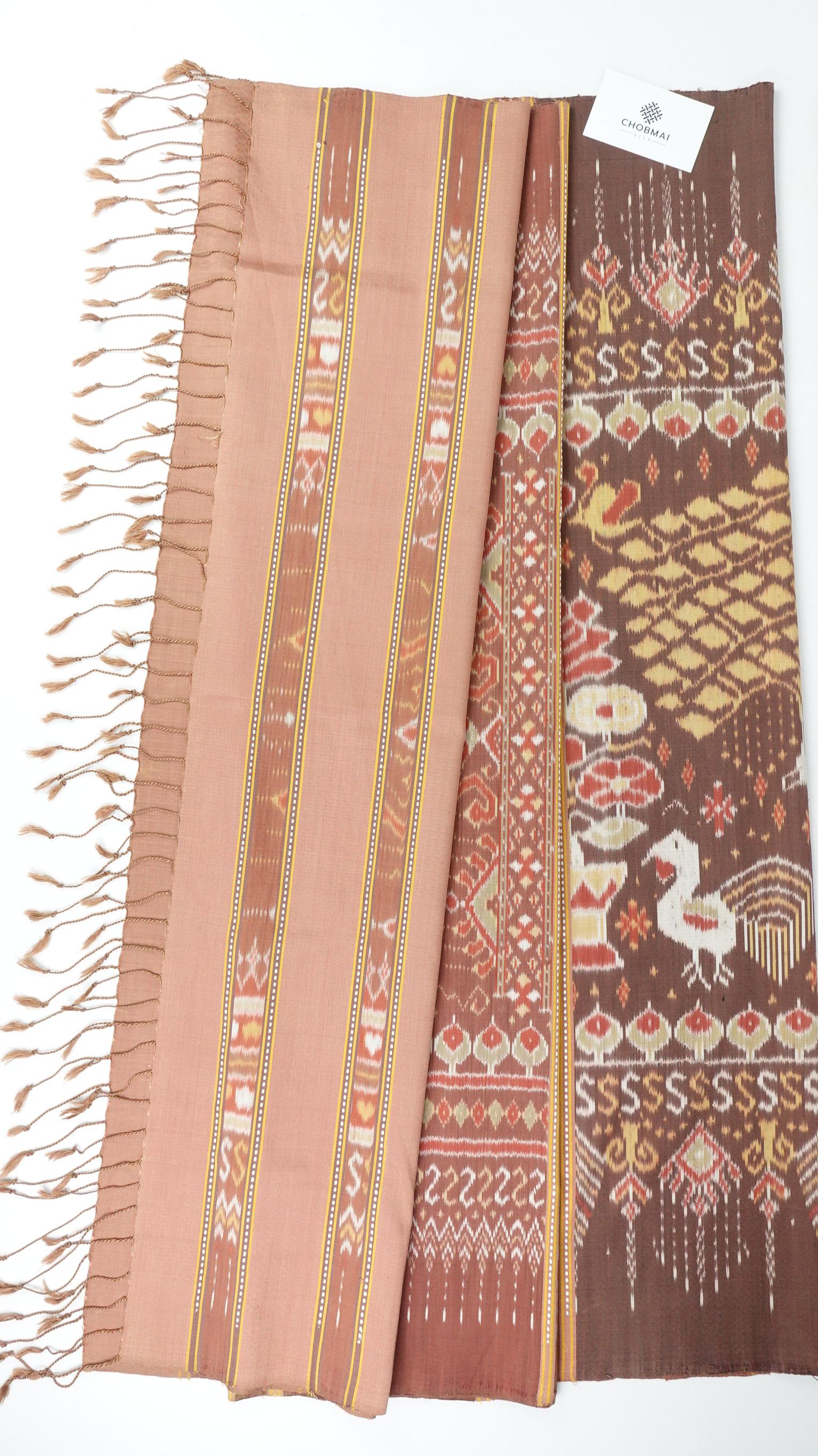 ซิ่น ผ้าไหมมัดหมี่ สีธรรมชาติ 3ตะกอ ทอเหยียบเหาะ มีหน้านาง ชายครุย ขนาด1x2เมตร ลายเอกลักษ์ณ์ พื้นสีน้ำตาลโอวัลติน รหัส M3P-33-0224681