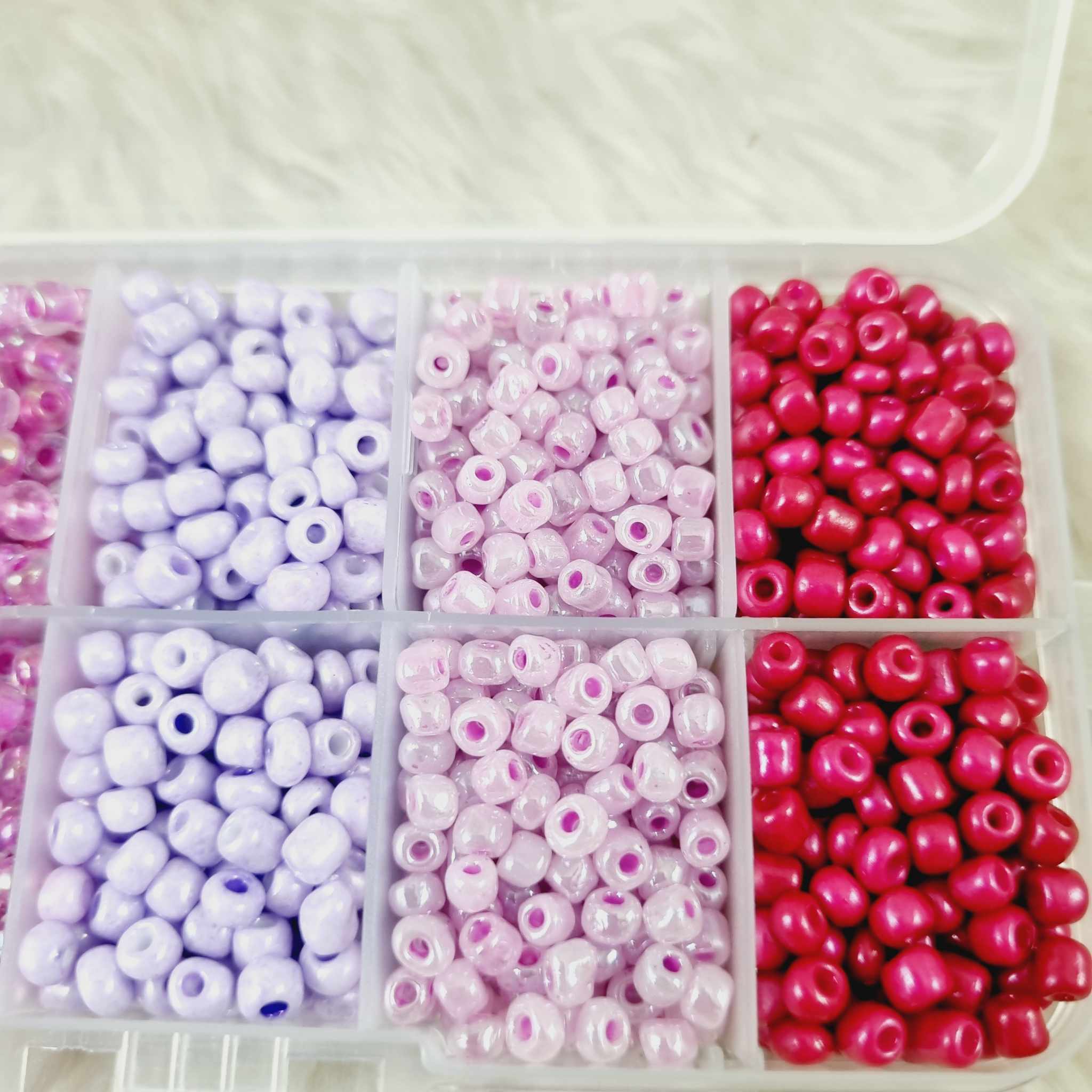 ลูกปัด Glass Beads 2-4มิลลิเมตร เม็ดทราย ลูกปัดแก้วมุก ใส ด้าน DIY สร้อยคอ สร้อยข้อมือ เครื่องประดับ ประมาณ กล่องละ +- 2000ชิ้น โทนสีม่วง 6เฉด