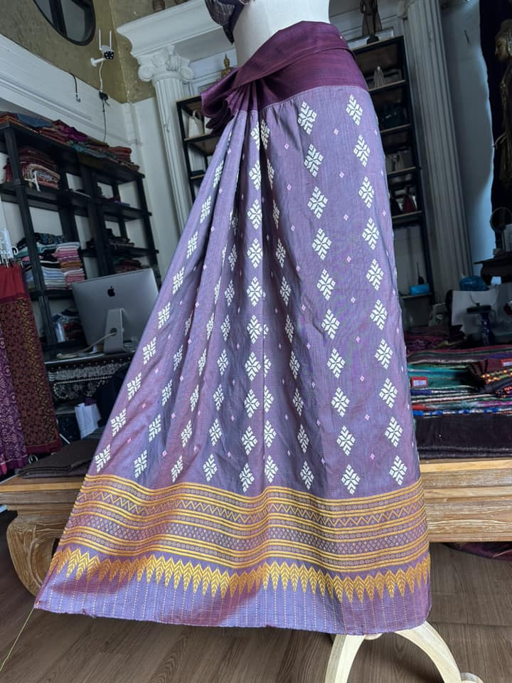 ซิ่น ผ้าซิ่นอัญญานาง ไหมบ้านทอมือ สีธรรมชาติ ขนาด 120x200ซม ลายบัวสวรรค์ พื้นสีม่วงเปลือกมังคุด รหัส N9-SIL0531661
