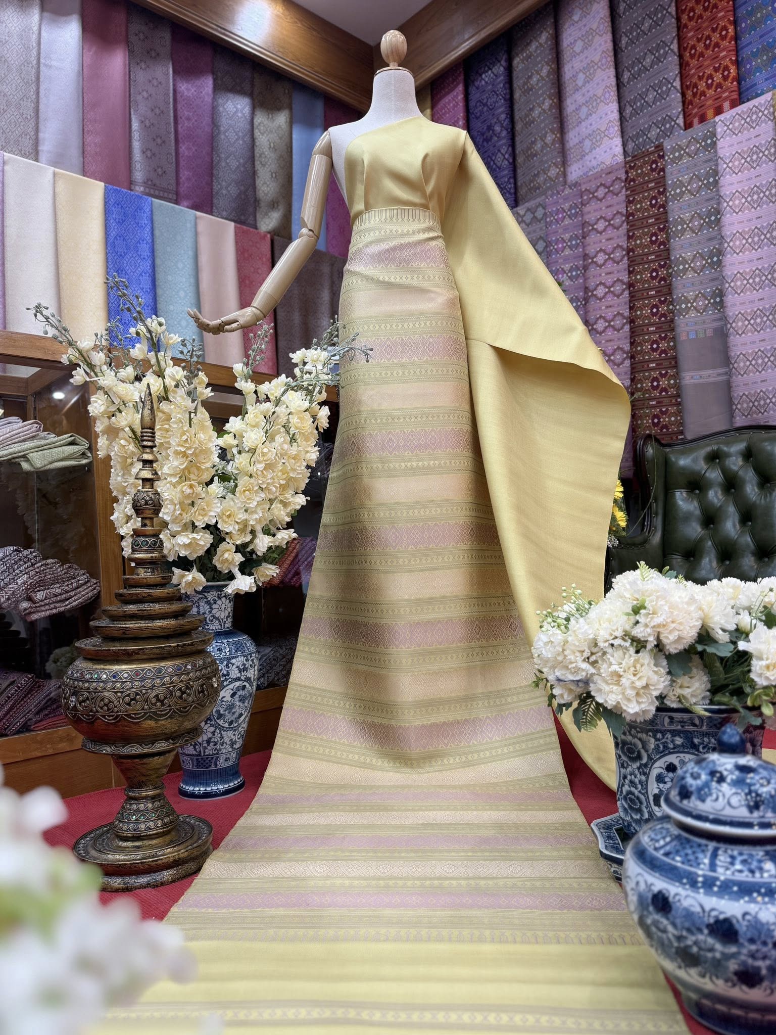 (ผ้าชุด)ไหมแพรวา ตัดชุดลายล่วงสามสี ขนาด 63x500ซม. (ลาย 2.3เมตร+สีพื้น 2.7เมตร) พื้นสีเหลืองอ่อน รหัส P10-BM-09056814
