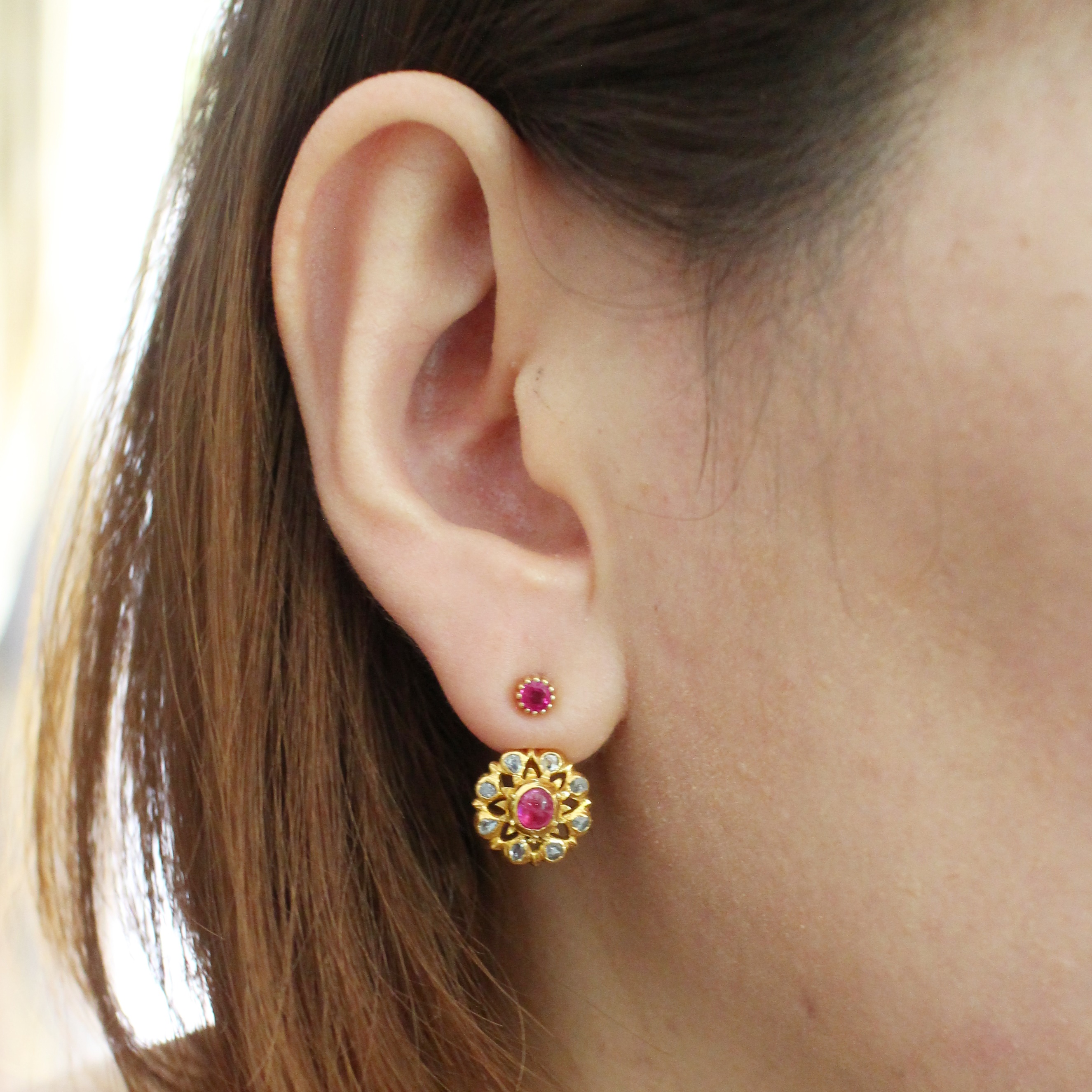 ER25128 ต่างหูทับทิมล้อมเพชรซีกดอกไม้ ทองแท้ 18k นน.รวม 8.7 กรัม มีกำไลเข้าชุด