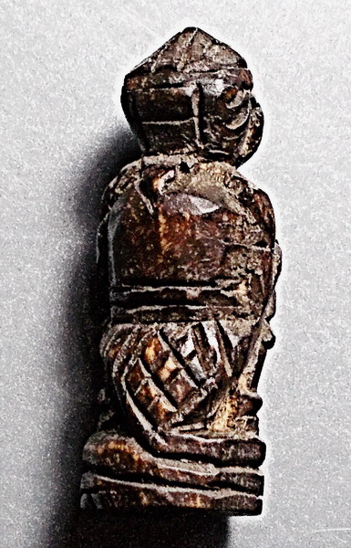 หนุมานไม้แกะ พิมพ์หน้าโขน จุ่มรัก ศิลป์ลพ.สุ่น วัดศาลากุล ใต้ฐานลงจารย์