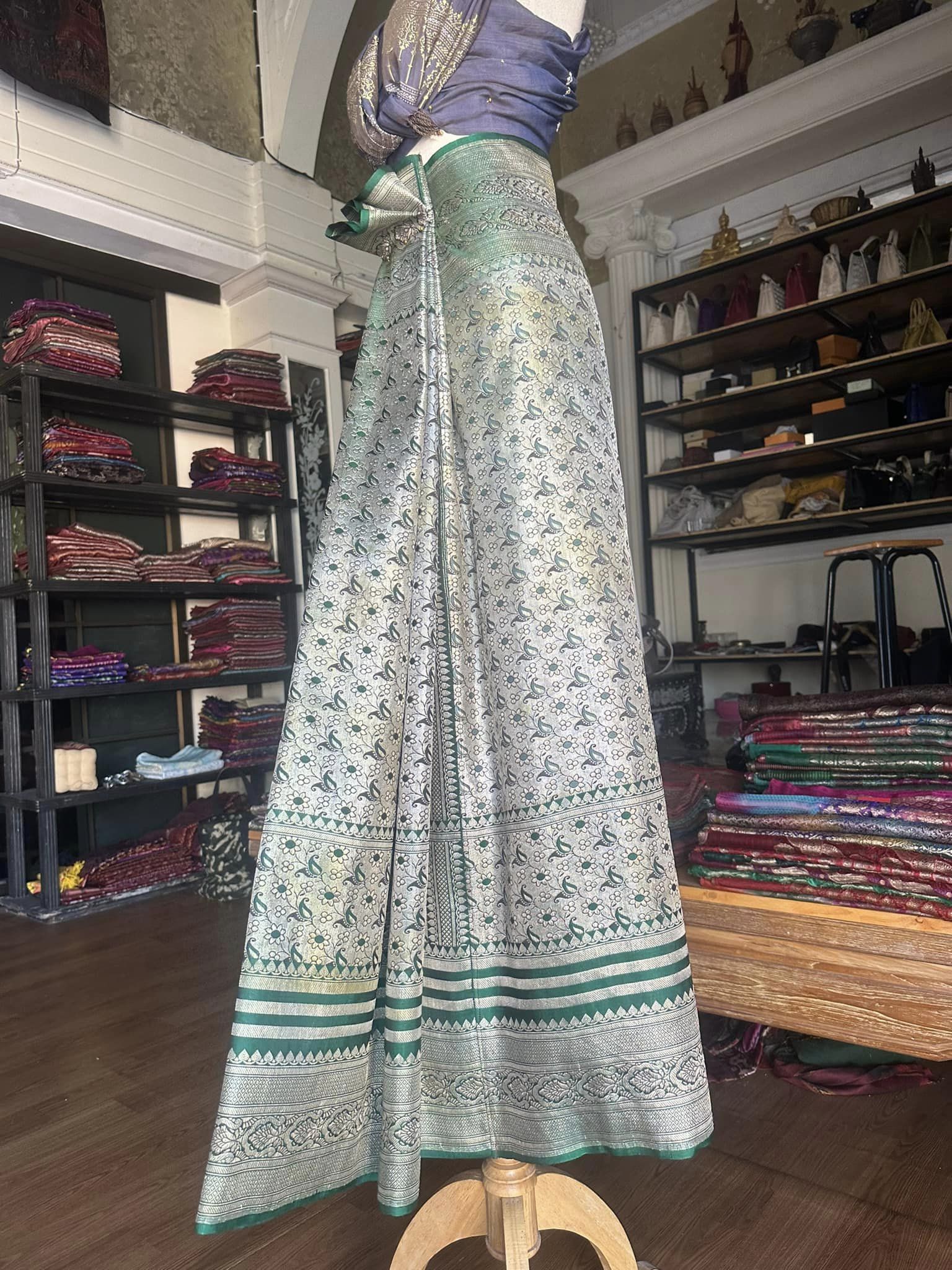 ซิ่น ผ้าปาโตล่ายกเงิน เส้นยืนไหมแท้ ขนาด 113x210ซม มีหน้านาง พื้นสีเขียว รหัส N9-SIL0523663