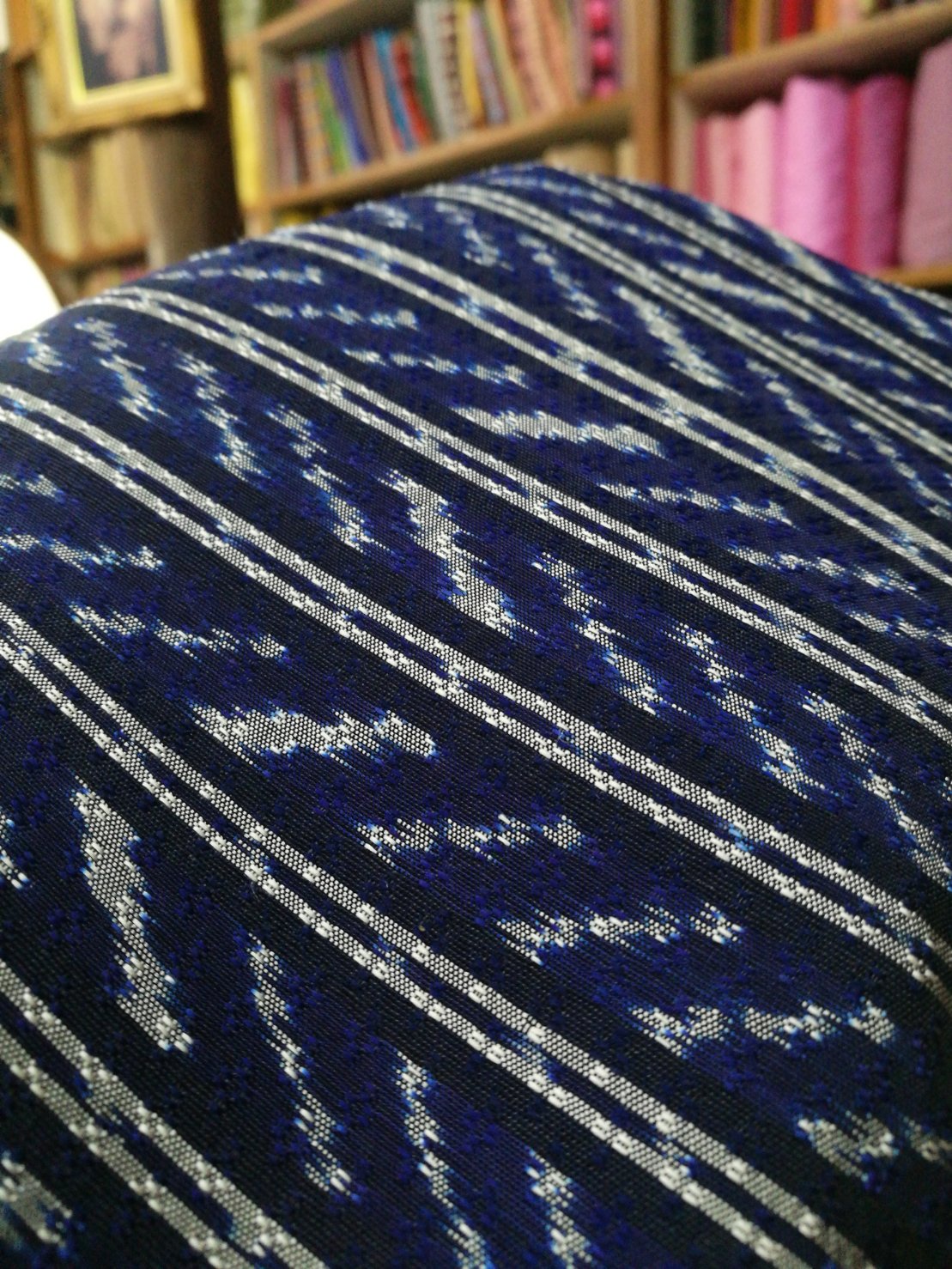 (ผ้าชุด)ไหมมัดหมี่ 3ตะกอ ไหมแท้ (ผ้าลาย 2เมตร+สีพื้น2เมตร) สีน้ำเงินกรมท่า รหัส M3-NY0616663