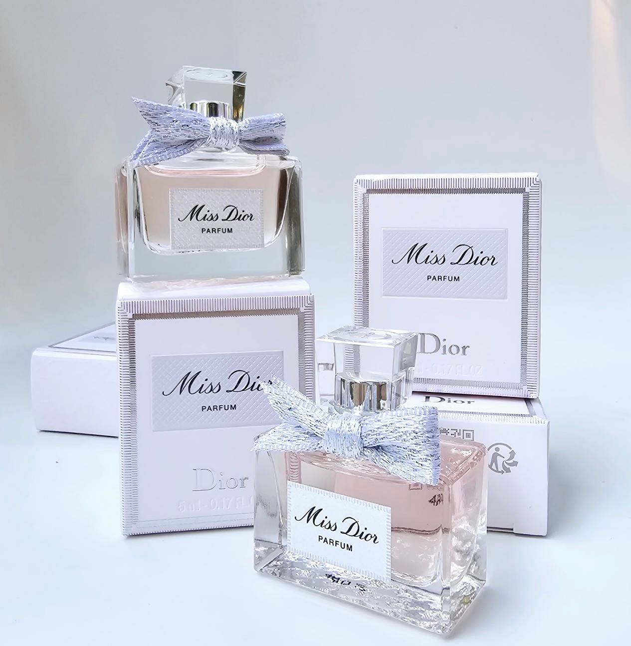 น้ำหอมจิ๋วมินิ Dior Miss Dior Parfum 5ml น้ำหอมจิ๋วมินิ New 2024 !แบบแต้มมีกล่อง ( Mini Perfume น้ำหอมขนาดพกพา) น้ำหอมจิ๋วมินิ ขวดน่ารัก ตั้งโชว์ก็สวย พกพาก็สะดวก หัวแต้มตามจุดชีพจร