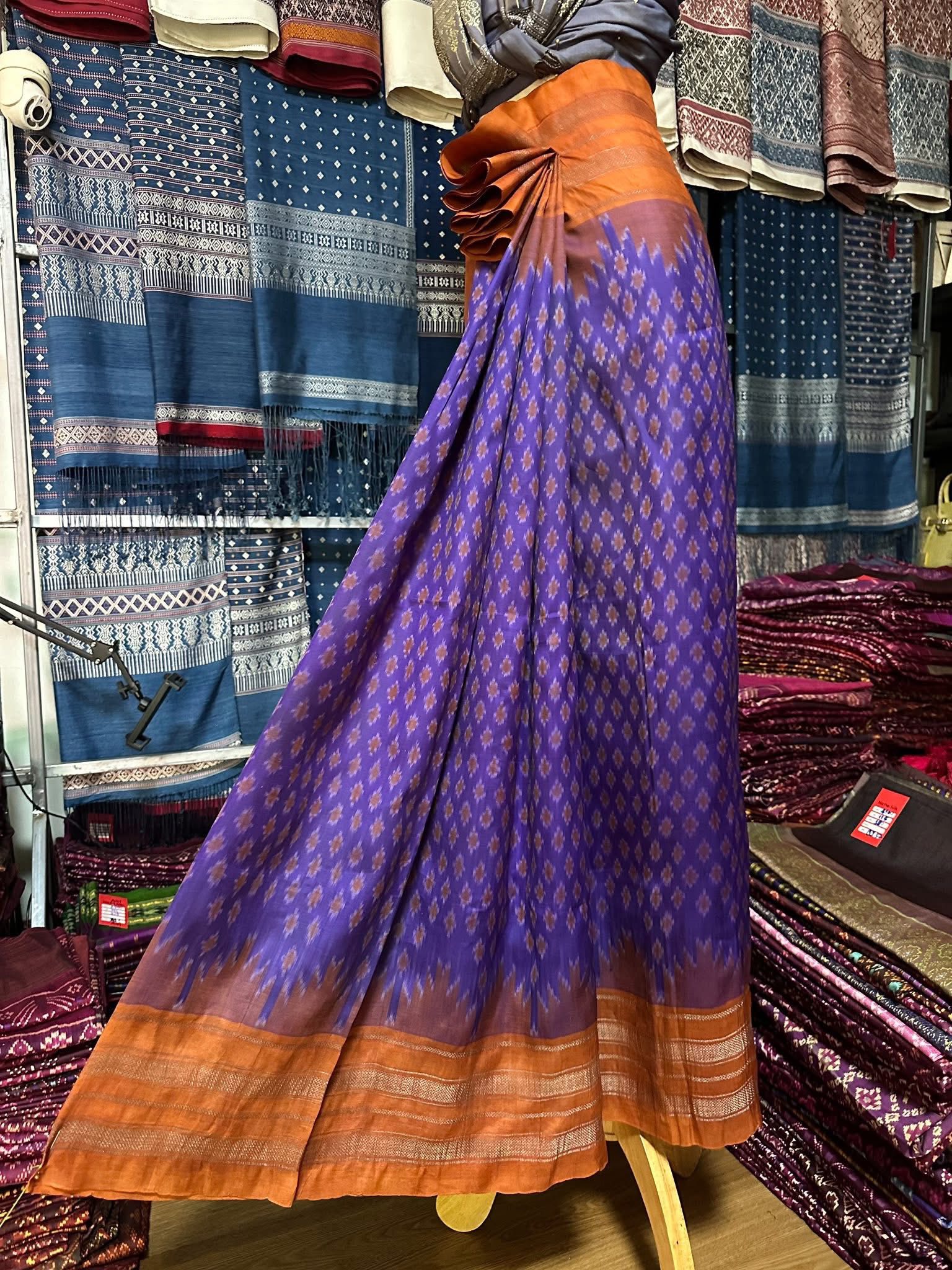 ซิ่น ไหมมัดหมี่ ผ้าปาโตล่า ขนาด 118x220ซม. พื้นสีน้ำเงินเชิงทอง รหัส N9-SIL-051768A13