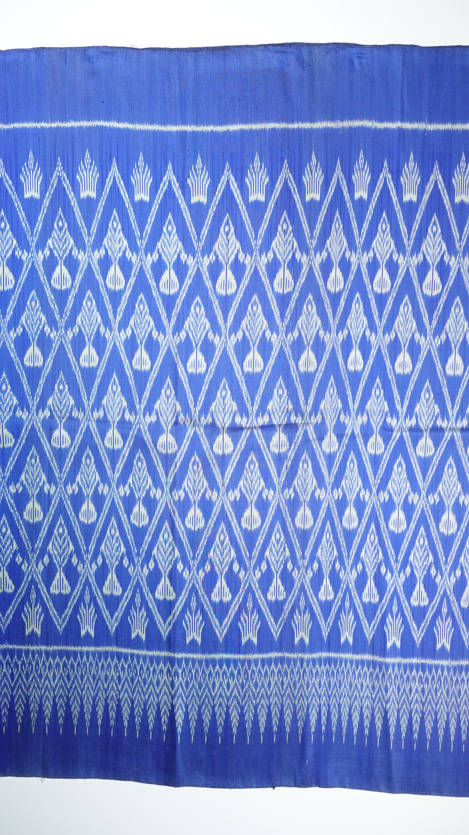 (ผ้าชุด)ไหมมัดหมี่ 3ตะกอ ไหมแท้ (ผ้าลาย 2เมตร+สีพื้น2เมตร) โทนสีฟ้า รหัส M3-ME-066-1222679