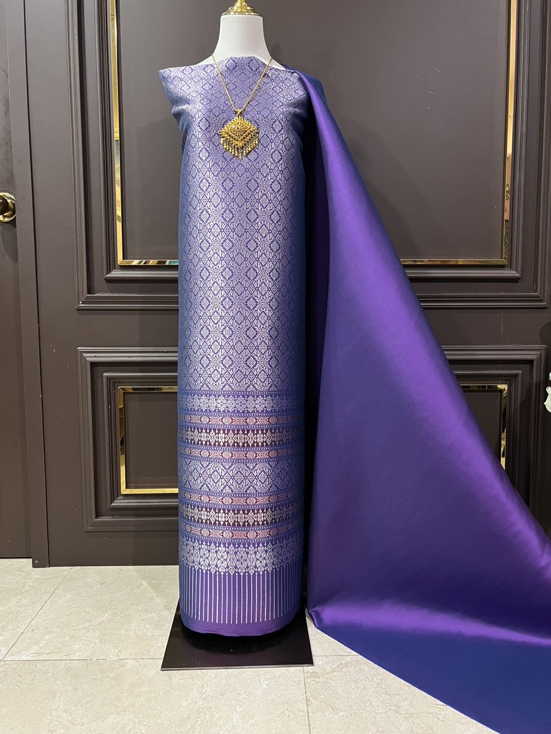 (ผ้าชุด)ผ้าไหมยกดอกลำพูน ยกดอกดิ้นเงิน ขนาด1.02x4.45เมตร ลายแก้วดารา พื้นสีม่วง รหัส N90-29-TR0506