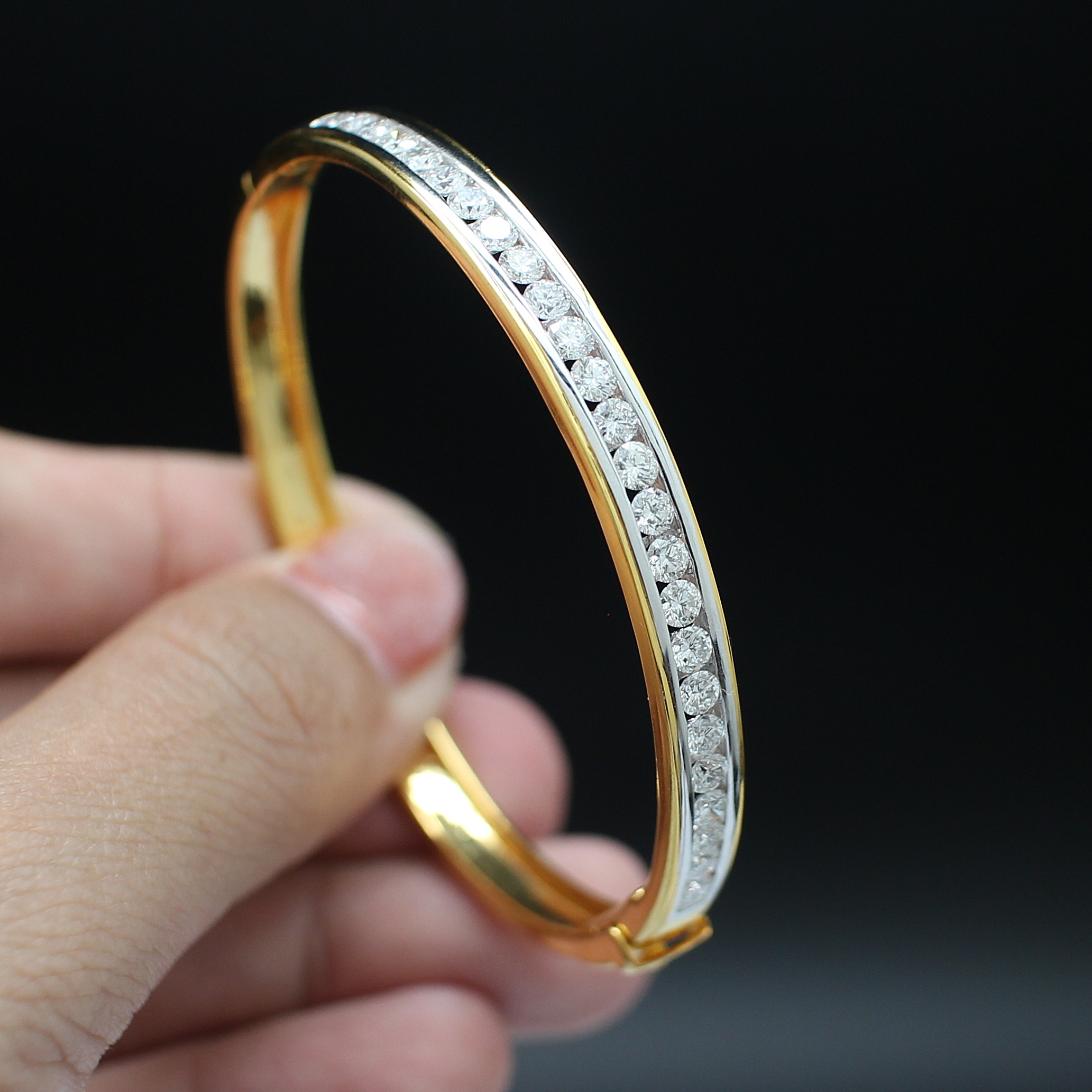 BL25151 กำไลเพชรแถวครึ่งวง เพชรแท้ 25 เม็ด 2 กะรัต ทองแท้ 90% นน.รวม 19.4 กรัม เส้นผ่านศูนย์กลาง 5.3 ซม.