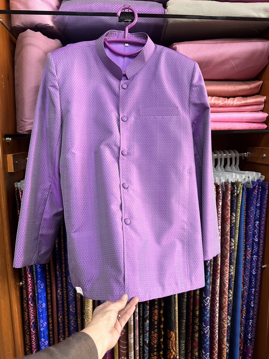 เสื้อสูทไหมคอพระราชทาน แขนยาว เนื้อยกดอก สีม่วง รอบอก 42นิ้ว รหัส DM-AA-0401683
