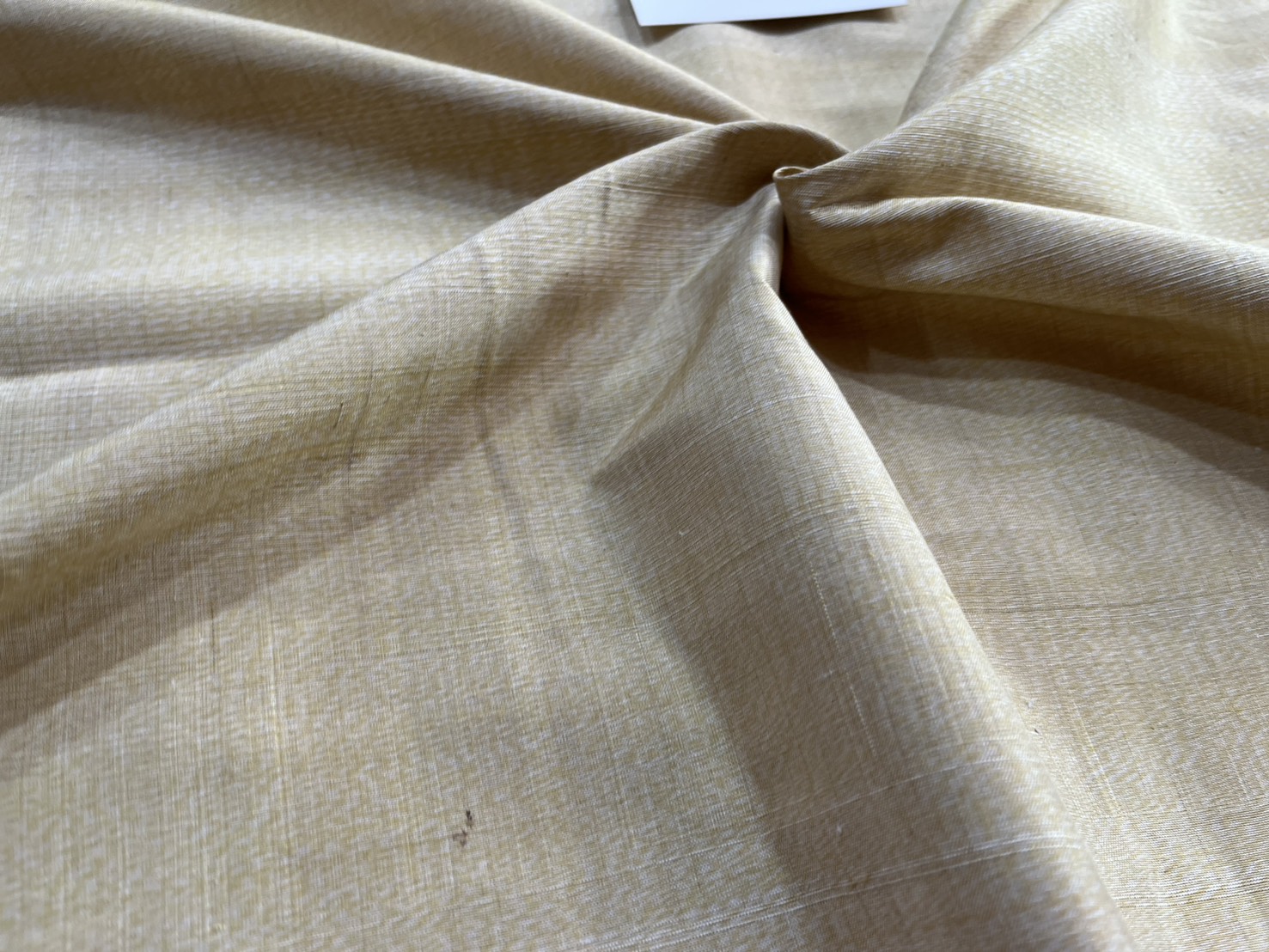 ผ้าไหมหางกระรอก ไหมบ้าน เนื้อหนา ตรานกยูง สีเหลืองครีมเบจ ตัดขายตามความยาวเมตร รหัส R1N-NY-032768101