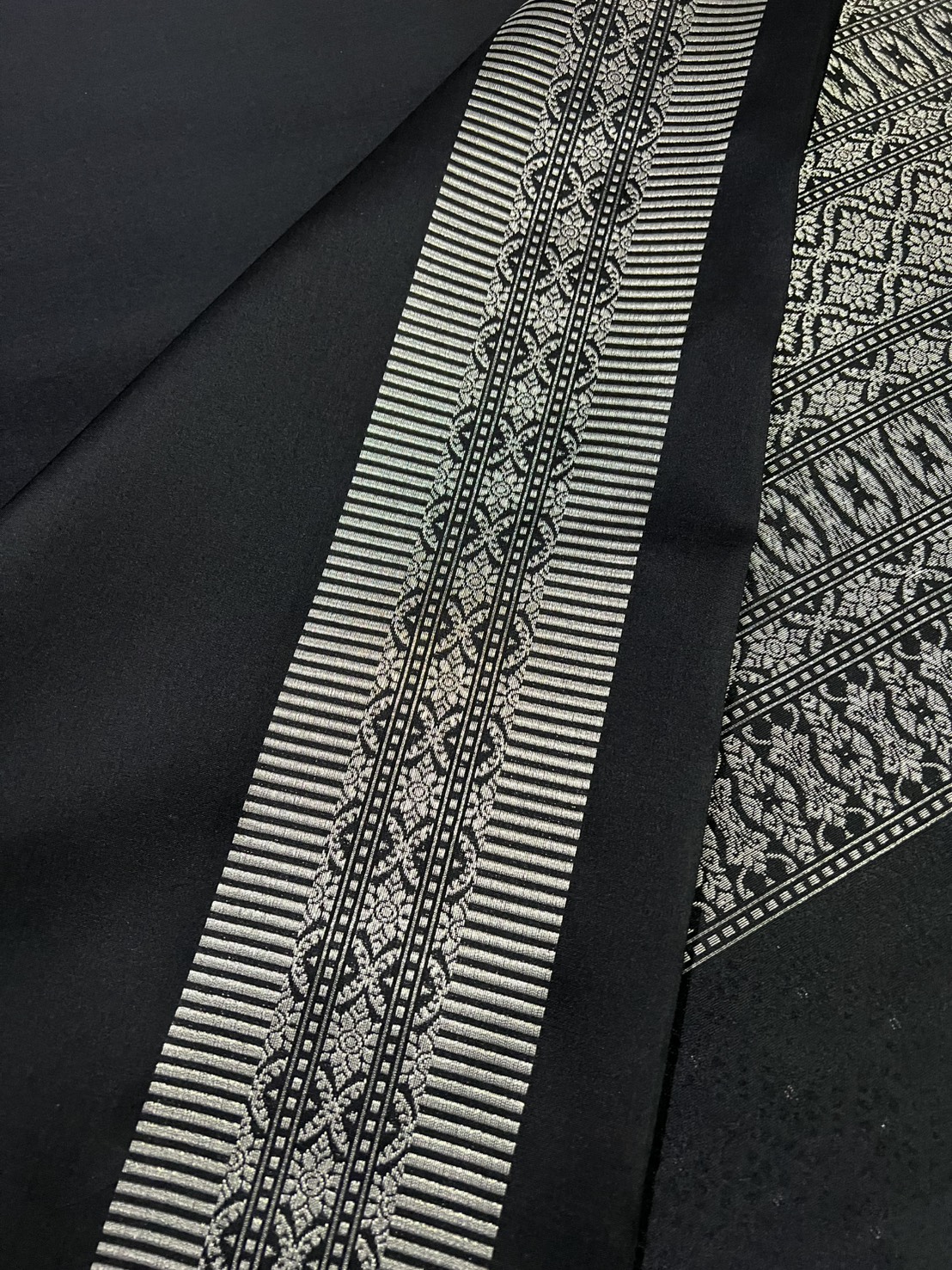 (ผ้าชุด)ผ้าไหมยกดอกลำพูน เกาะเชิงดิ้นเงิน ขนาด 1.02x4.42เมตร ลายแก้วกาหลง พื้นสีดำ รหัส N90-29-1127681