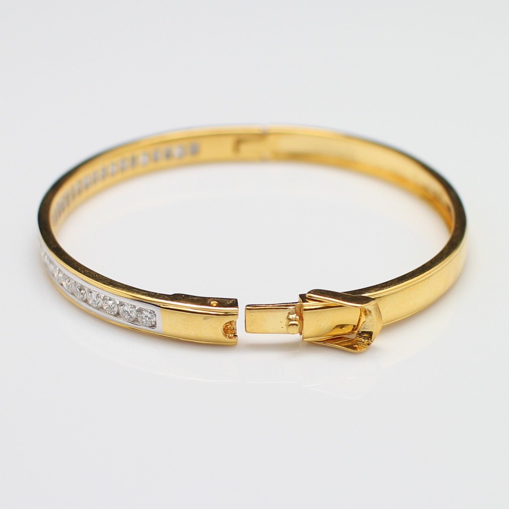 BL25151 กำไลเพชรแถวครึ่งวง เพชรแท้ 25 เม็ด 2 กะรัต ทองแท้ 90% นน.รวม 19.4 กรัม เส้นผ่านศูนย์กลาง 5.3 ซม.