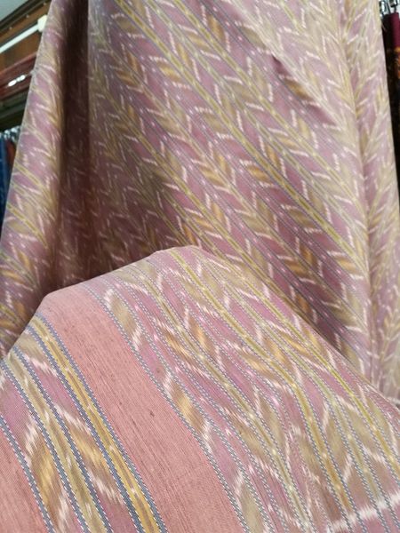 ซิ่น มัดหมี่ 3ตะกอ สีธรรมชาติ ขนาด 1x2เมตร ทอเจือยชายครุย ลายโฮล พื้นสีชมพูนู้ด รหัส M3P-NY0508661