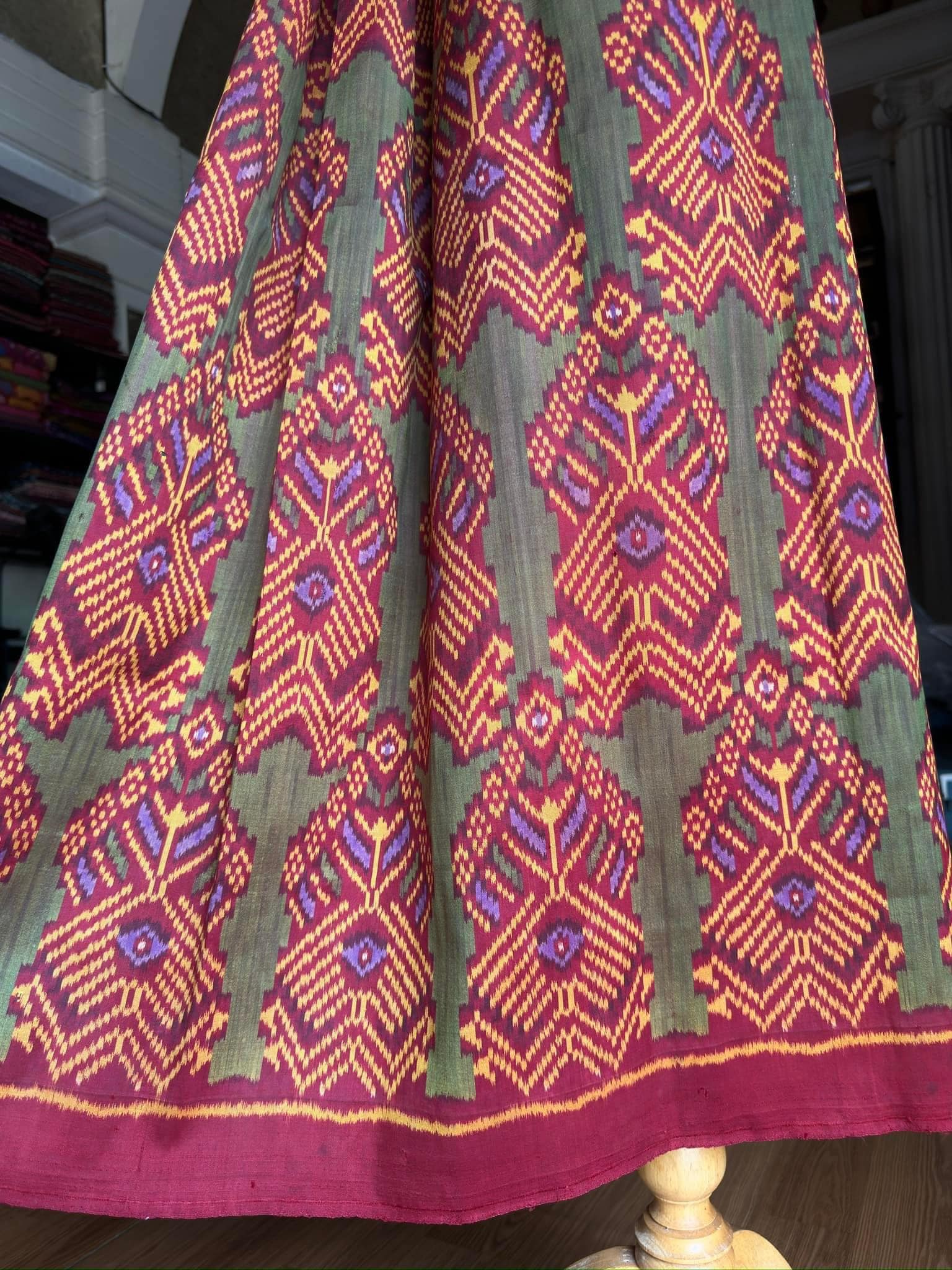 ซิ่น ไหมมัดหมี่รุ่นพิเศษ งานทอ 3ตะกอ ขนาด 115x160ซม สีแดง รหัส N9-SIL-JA2