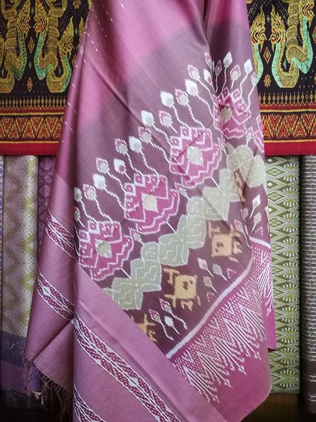 ซิ่น มัดหมี่ 3ตะกอ สีธรรมชาติ ขนาด 1x2เมตร ลายดอกบัว พื้นสีชมพู รหัส M3P-NY0209662