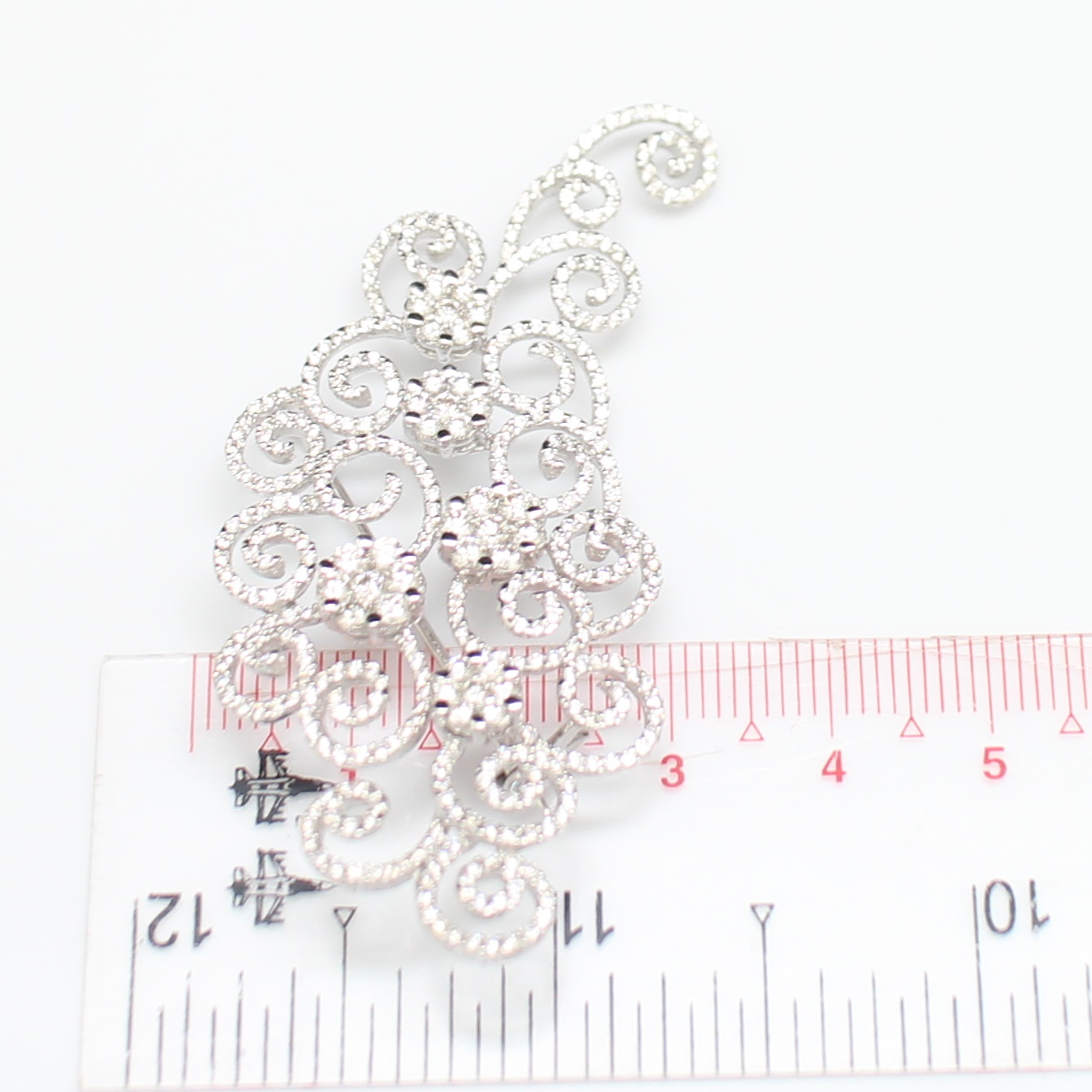 CL25041 เข็มกลัดเพชรดอกไม้ เพชรรวม 3.64 กะรัต ทองแท้ 18k นน.รวม 11.6 กรัม เพชรขาว ไฟดีมาก