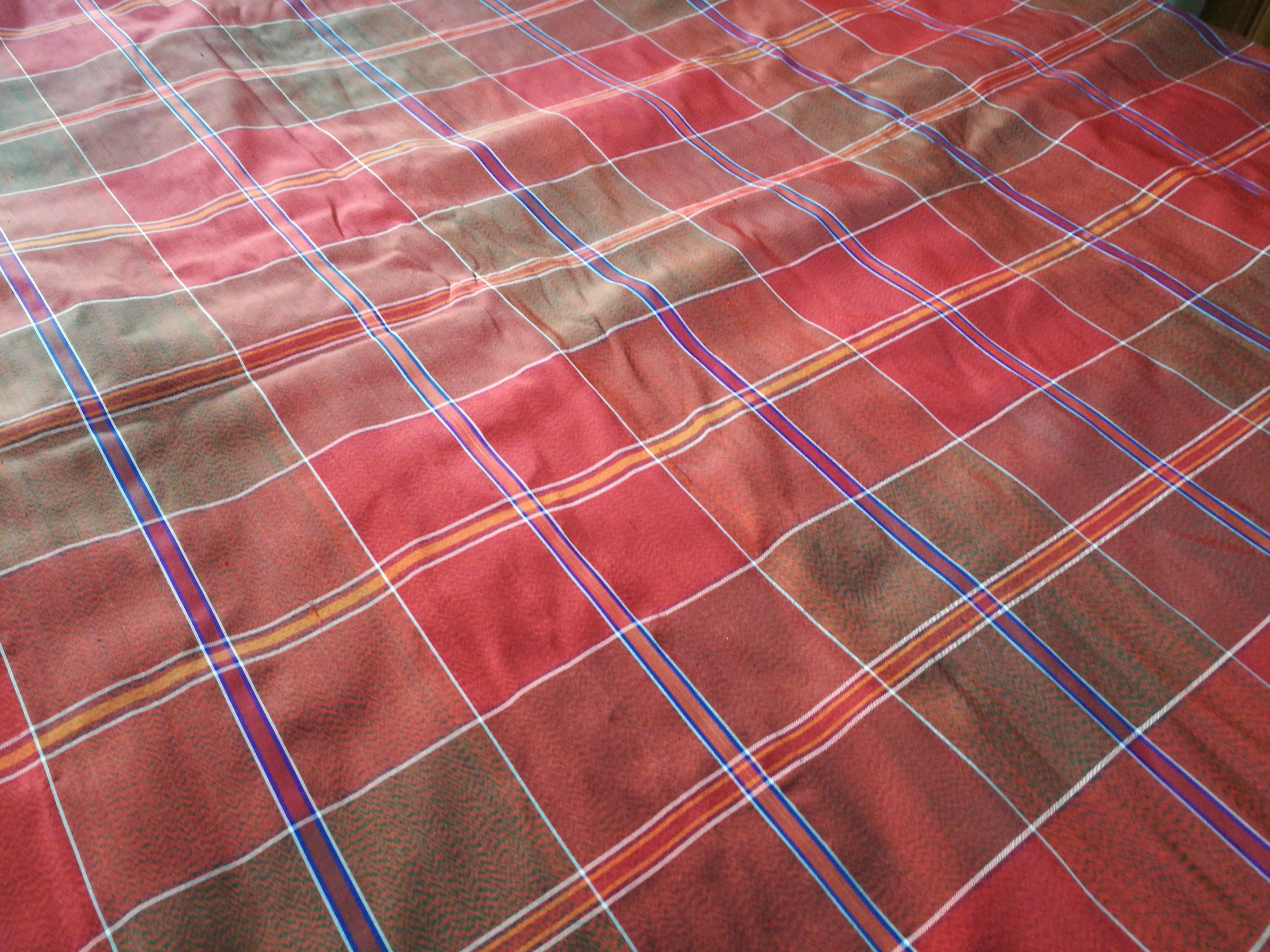 ผ้าไหมโสร่ง ผ้าโสร่ง ไหมแท้ เฉดสีแดงพื้นเมือง รหัส R1B-NY-0215671