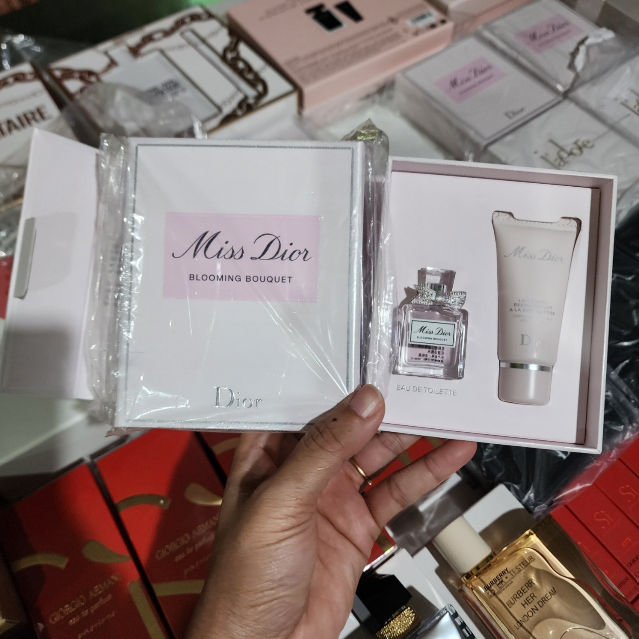 น้ำหอมจิ๋วมินิ Dior Miss Dior Blooming Bouquet edt Mini Gift Set ▪️ น้ำหอม 5ml. ▪️ Body Milk Lotion 20ml.