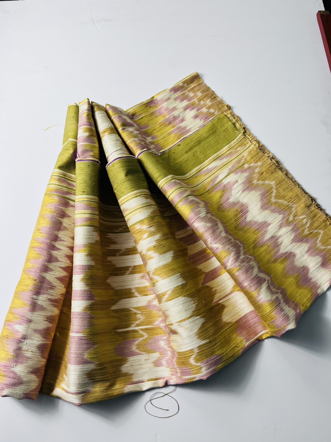 ผ้าไหมลายพิเศษ มัดหมี่เนื้อหนา ไหมแท้ สีธรรมชาติ ลายโมเดิร์นโฮล สีเขียวอมเหลืองแทรกชมพูครีม เลือกตามขนาด รหัส MMFZ-131