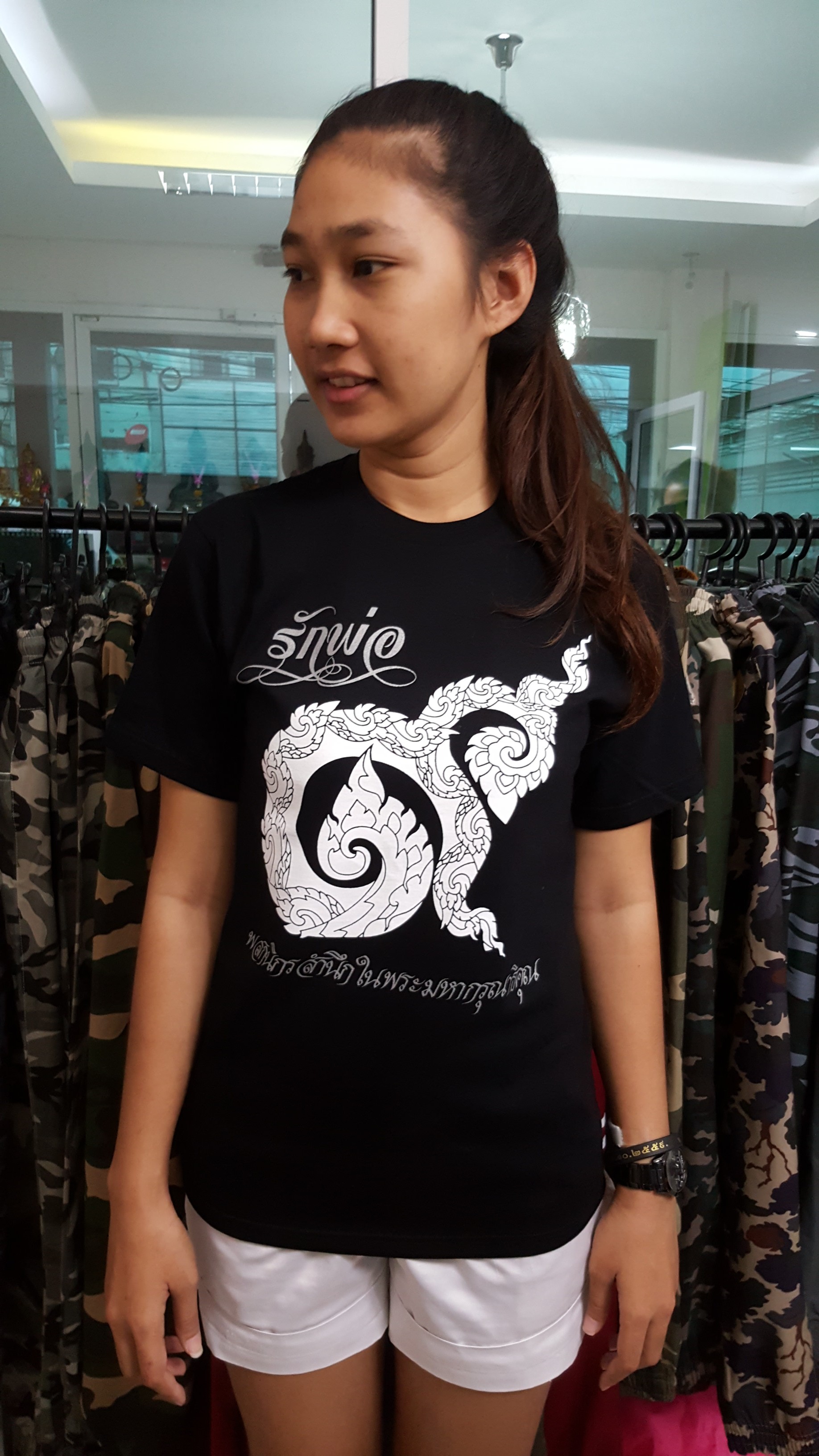 เสื้อยืดคอกลม สีดำ สกรีน ร๙ รุ่นรักพ่อ