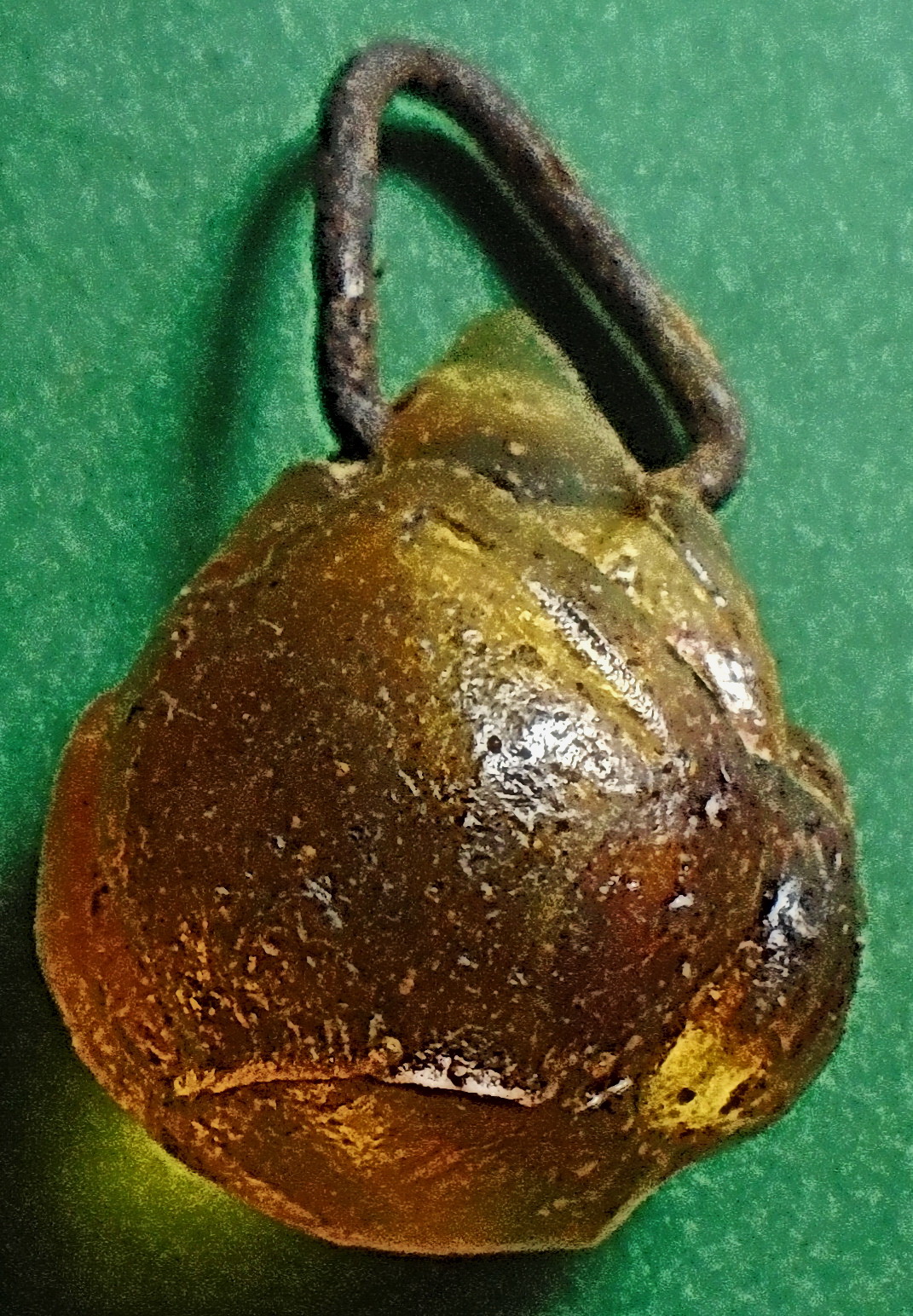 ลูกอมทองไหลรุ่นแรก พิมพ์ทรงดอกบัว หลวงพ่อทอง วัดเขาตะเครา ปี 2527 จ.เพชรบุรี