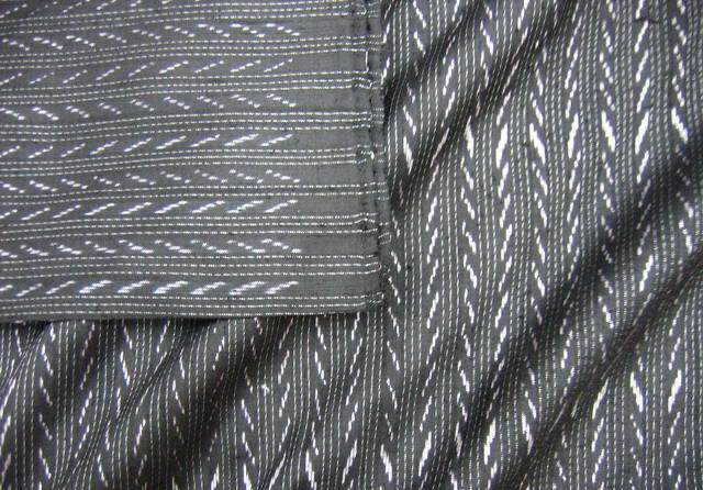 ซิ่น ผ้าไหมมัดหมี่ลายโฮล ขนาด 1x2เมตร สีดำ รหัส R1A-JA006