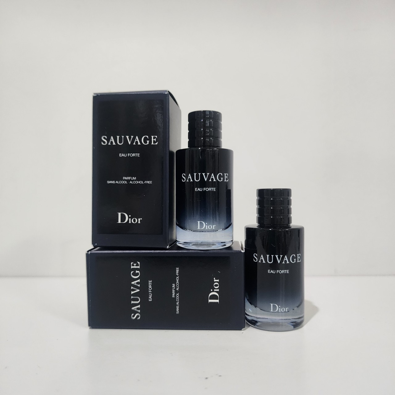 น้ำหอมจิ๋วมินิ Dior Sauvage Eau Forte Parfum 10ml แบบแต้มมีกล่อง ( Mini Perfume น้ำหอมขนาดพกพา) น้ำหอมจิ๋วมินิ ขวดน่ารัก ตั้งโชว์ก็สวย พกพาก็สะดวก หัวแต้มตามจุดชีพจร